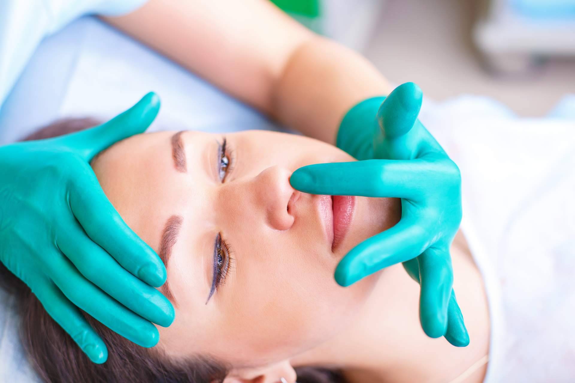 Antes y después de una rinoplastia ultrasónica, por el Dr. Jorge Planas