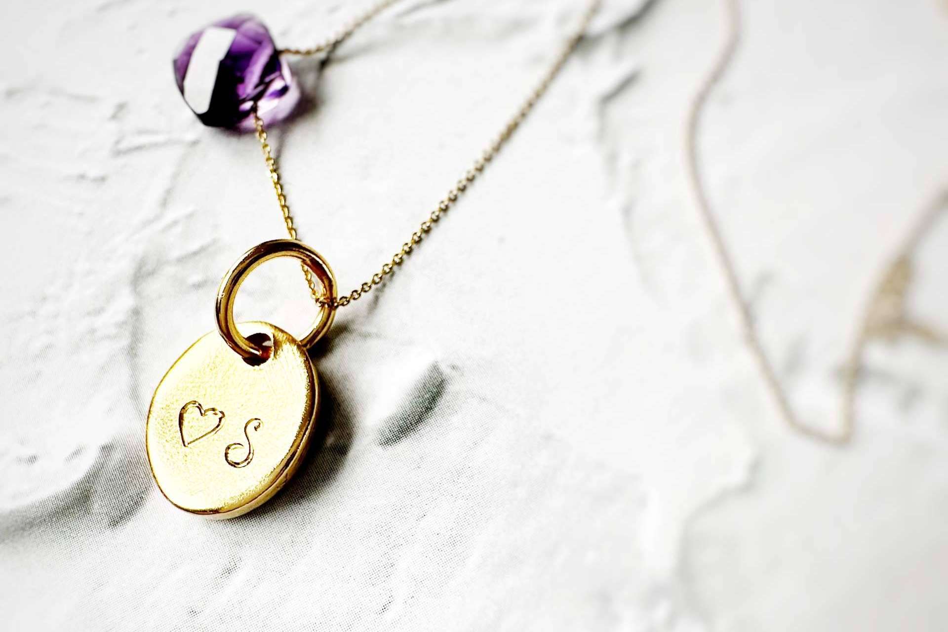 La marca Dejando Huella  y sus joyas especiales y originales ideales para regalar o autoregalarse