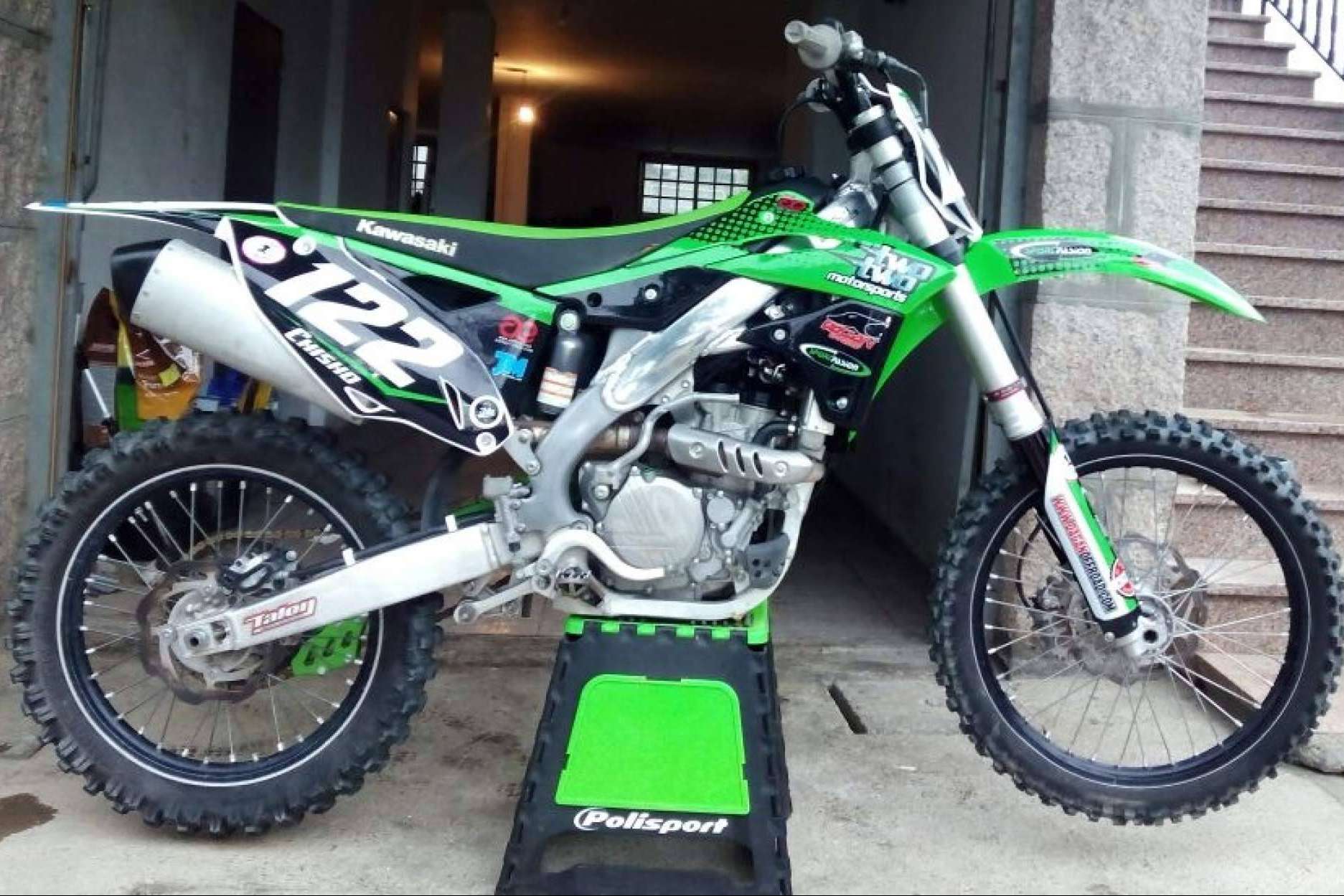 ADHESIVOSEMBARRADOS y sus pegatinas para moto personalizadas