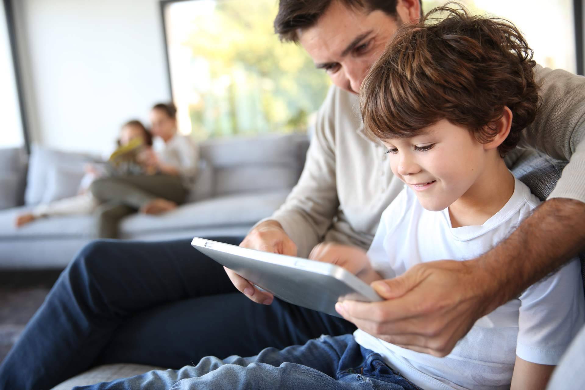 Ayudar a los niños a leer, escribir y deletrear con el juego de palabras para desarrollar habilidades de Deletreados