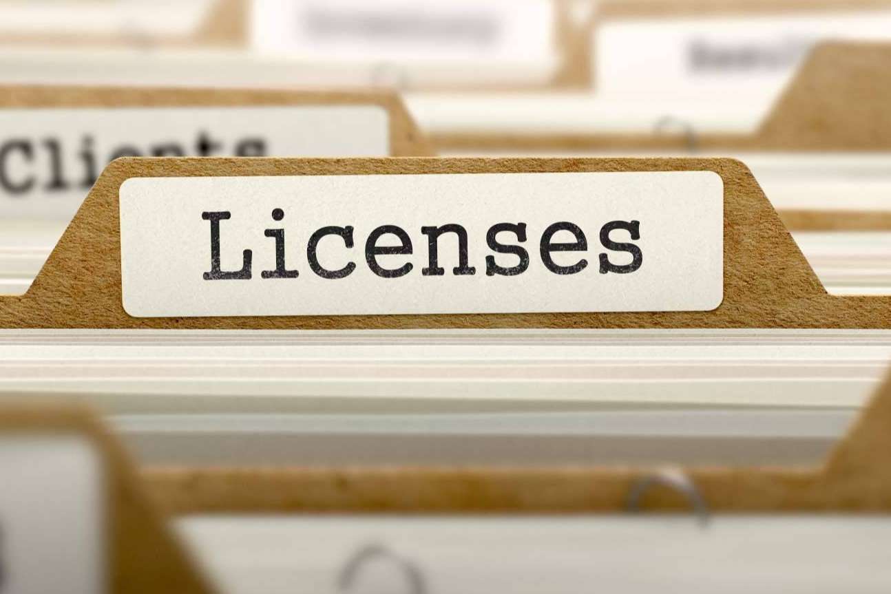 Licencias y permisos para emitir garantías comerciales y financieras