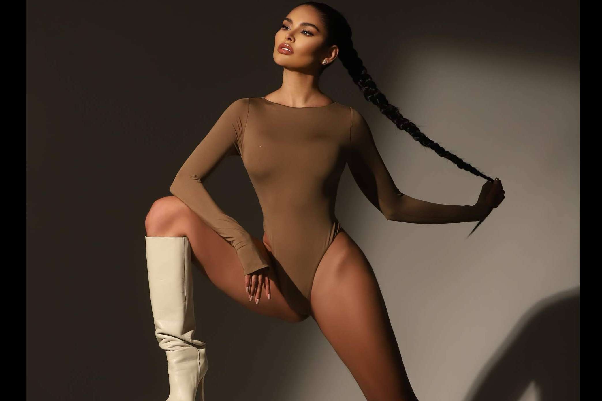 Elizabeth Requena diseñadora y CEO de la firma lanza su propuesta emergente Naandco swimwear
