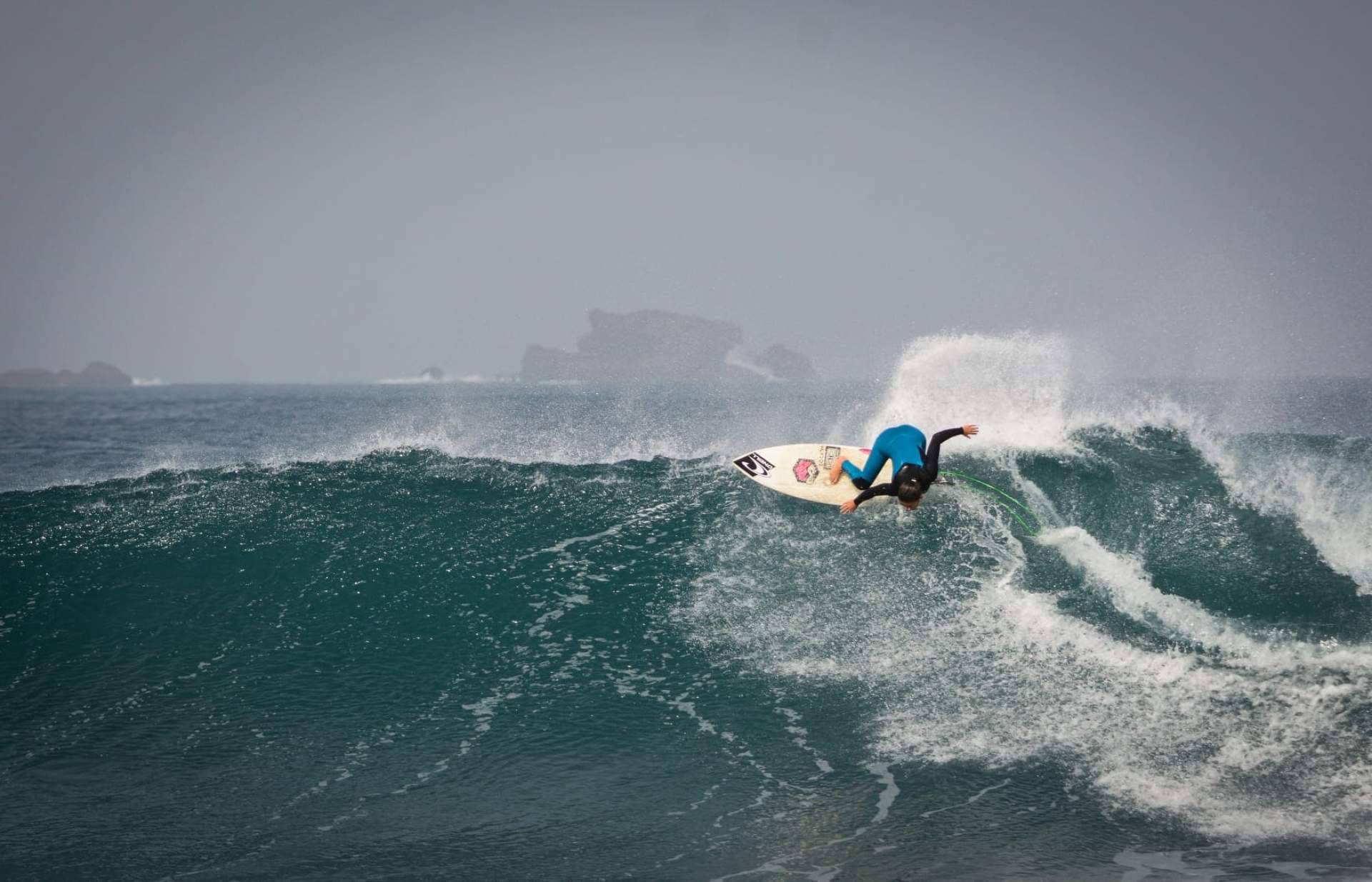 Bioksan esponsoriza a la surfista española de élite Lucía Machado