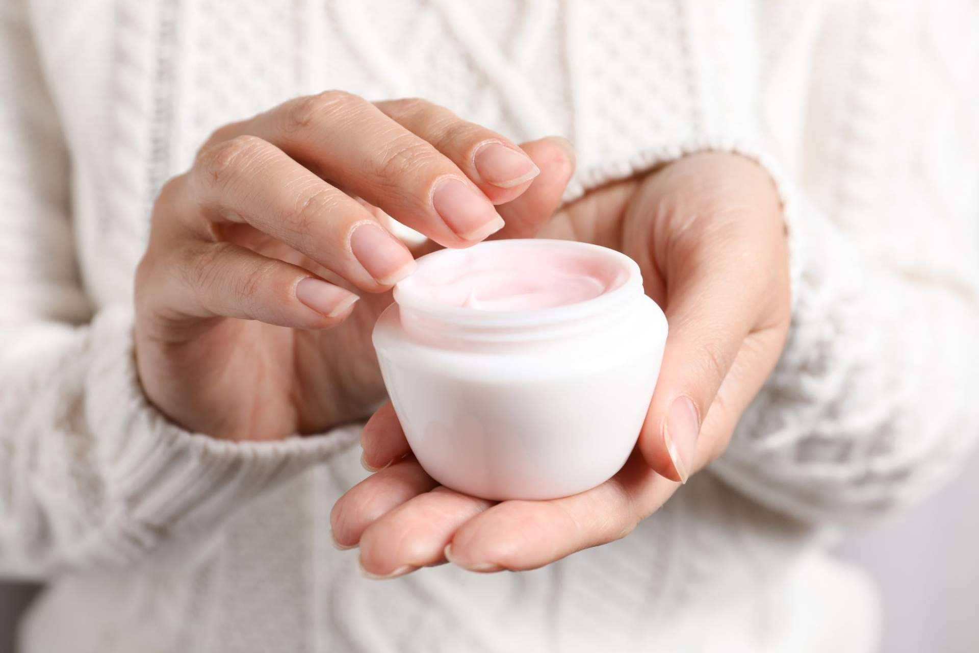 La importancia de aplicarse una buena crema hidratante facial para que la piel del rostro no sufra los meses de frío, por La Para-Farmacia del Puerto