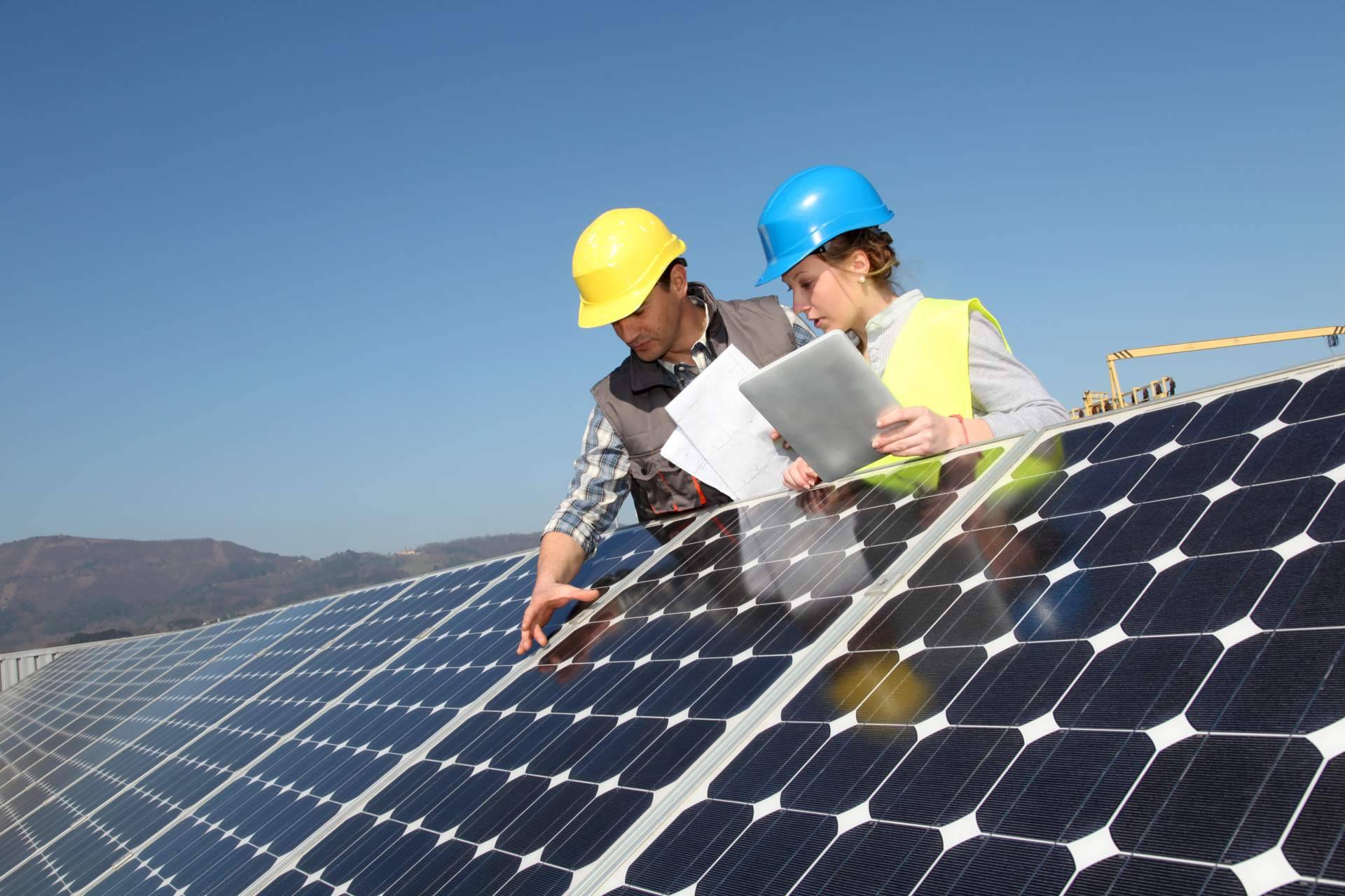 La periodicidad del cambio y mantenimiento de una placa solar, de la mano de Soof