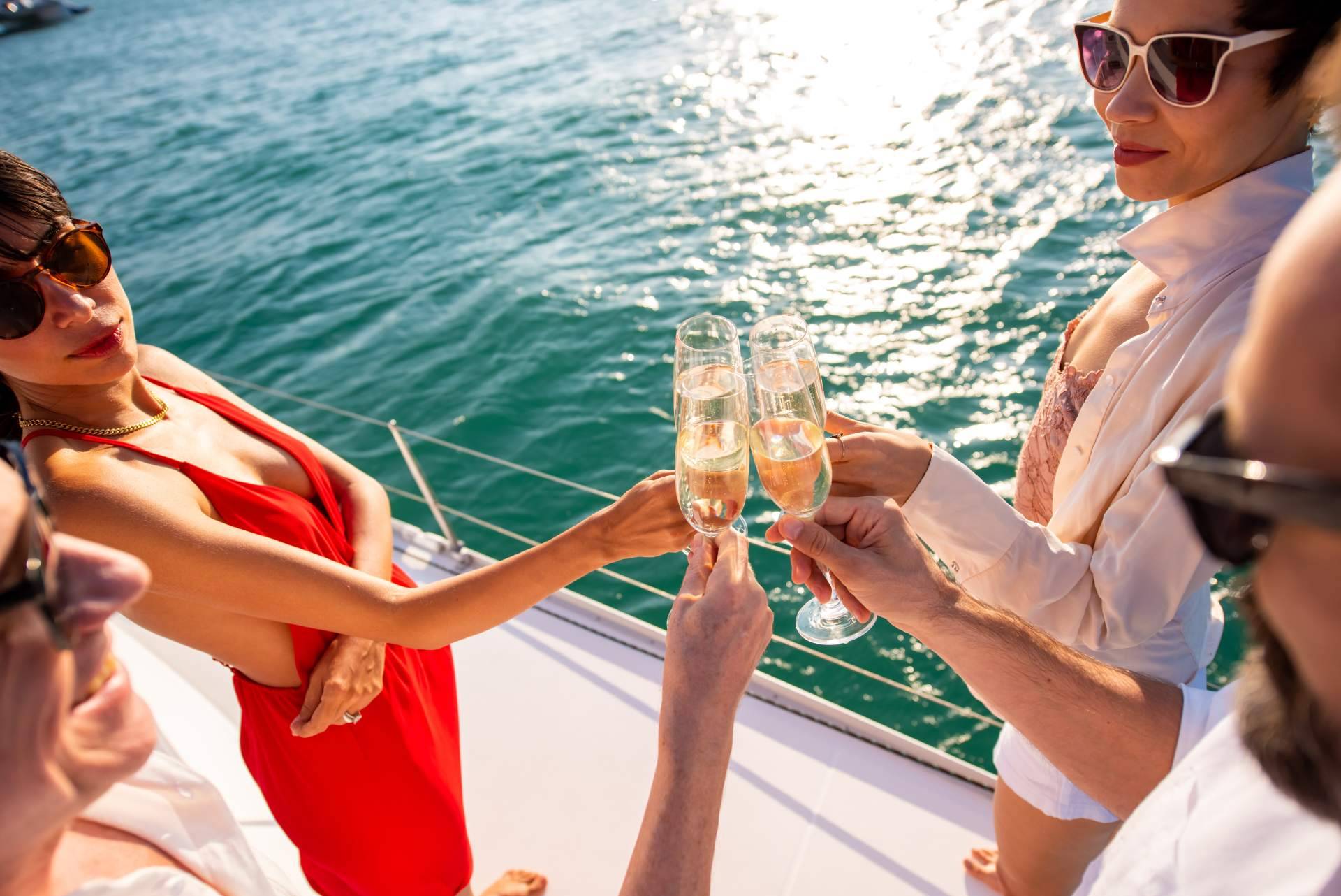 Despedida de soltero en barco por la costa de Alicante, de la mano de Karamba