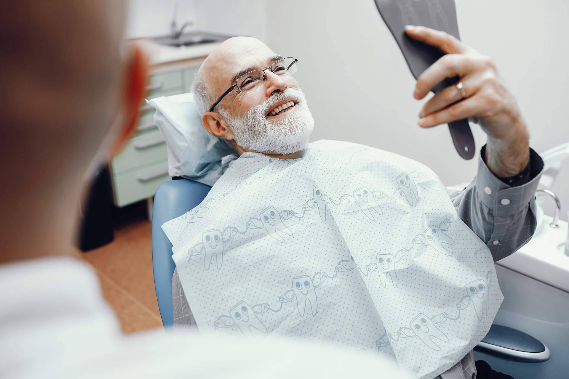 ¿Cuáles son las características y beneficios de los Implantes All-on-4?