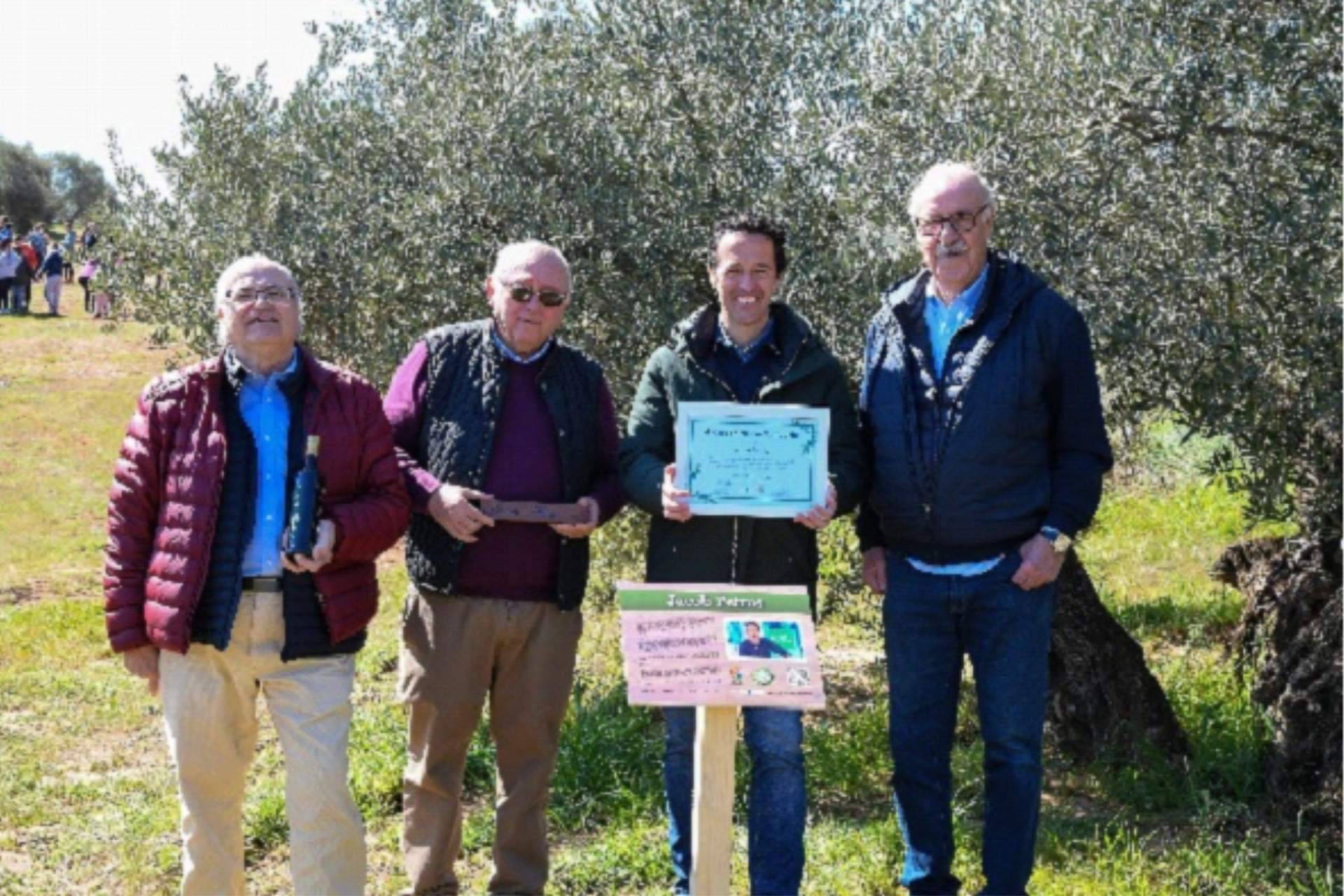 El olivo centenario en Carboneros del presentador Jacob Petrus y su programa 'Aquí la Tierra'