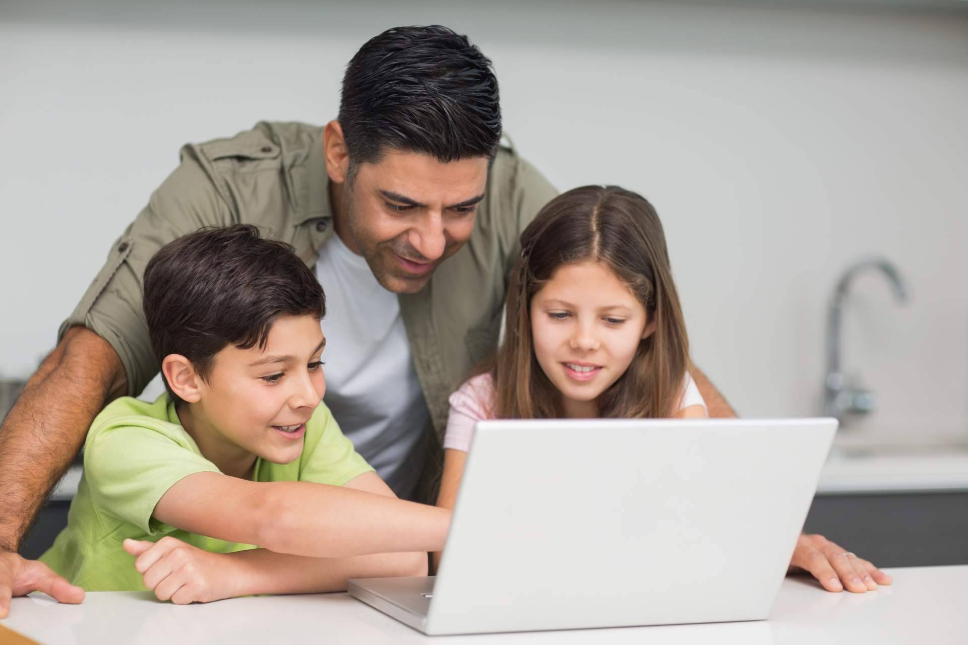 Los profesores nativos de La Casita de Inglés ofrecen clases de inglés online para hermanos