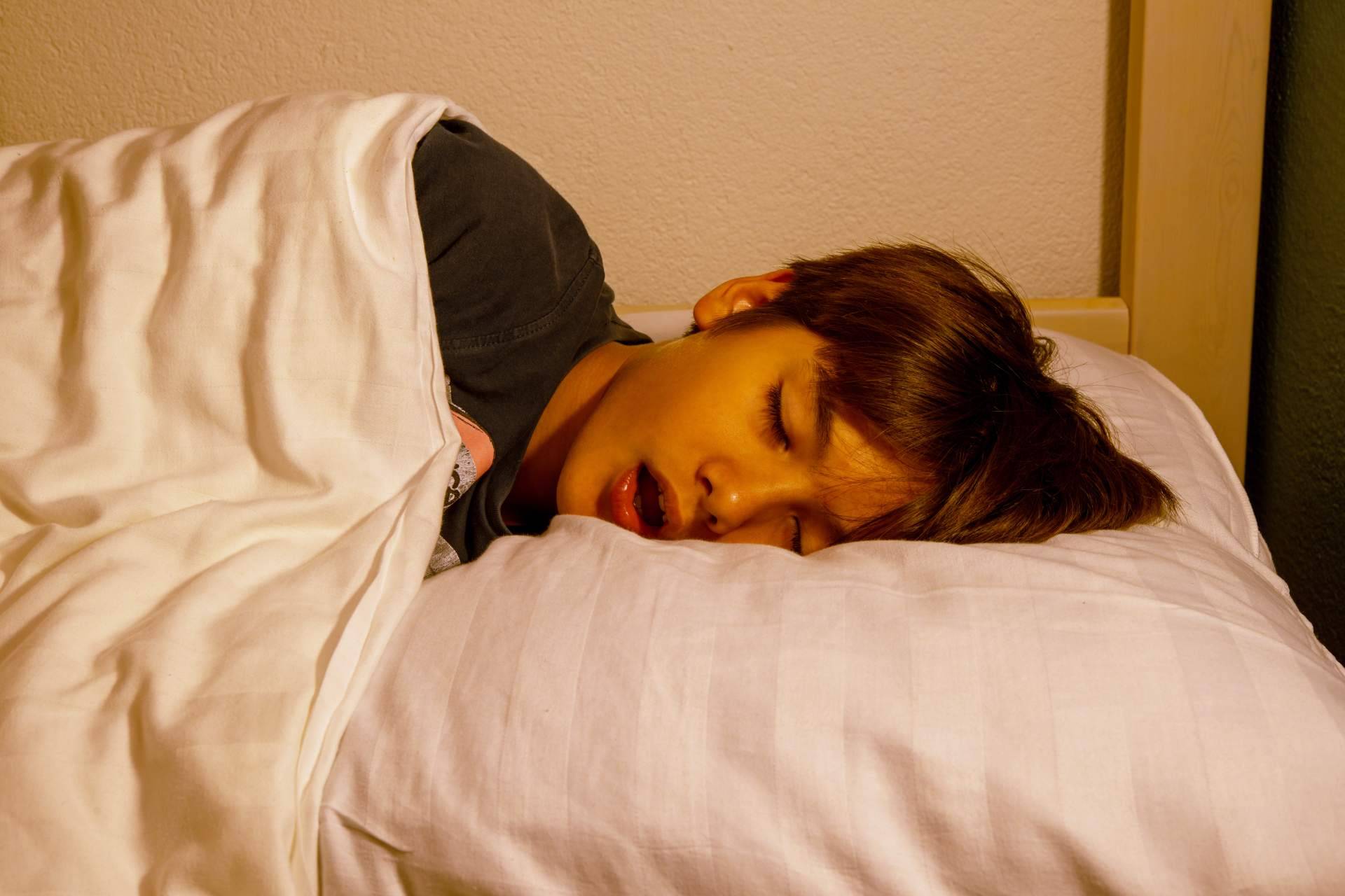 Los beneficios de la almohada viscoelástica carbono de la mano de Dormitienda