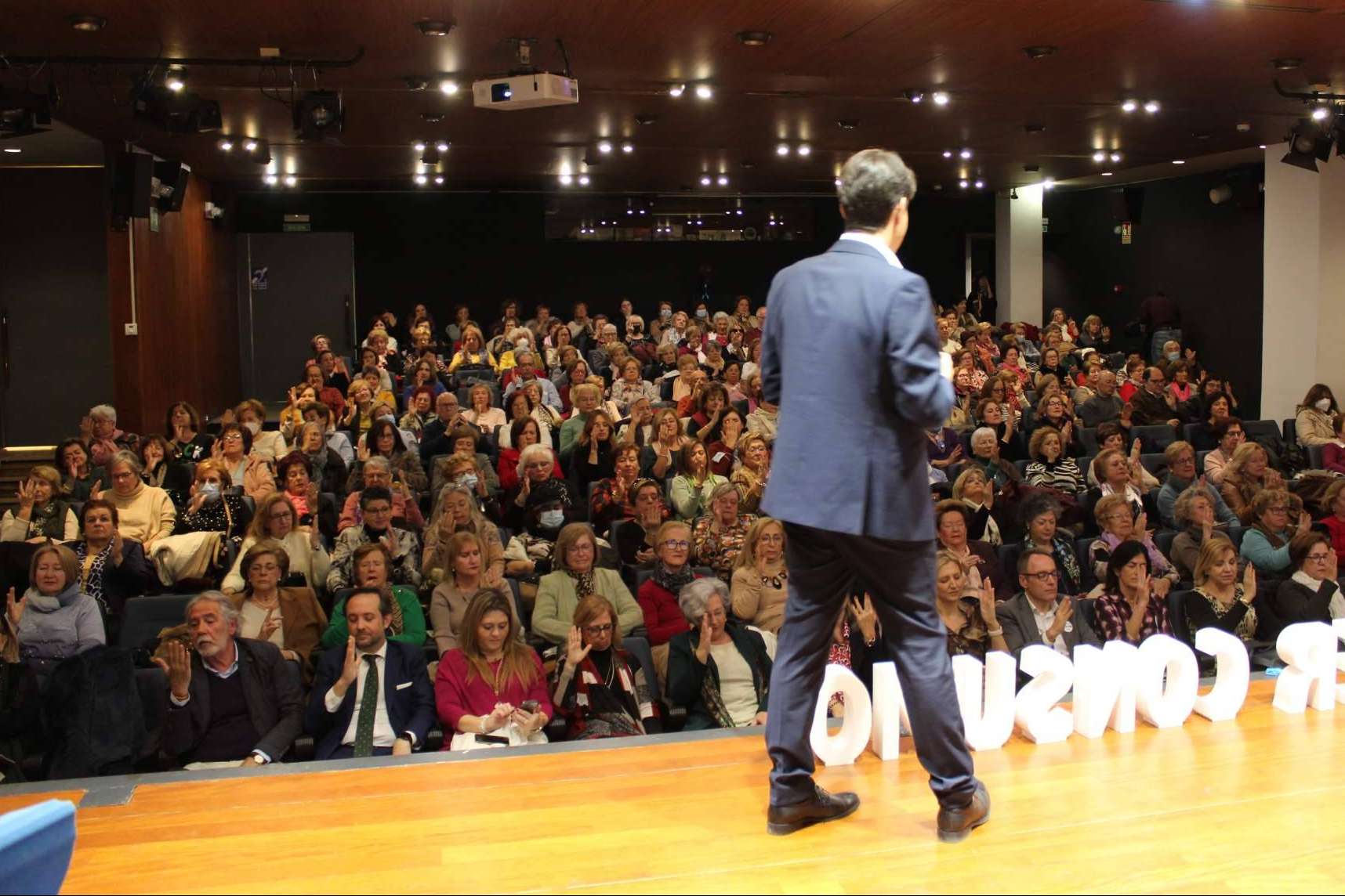Más de 200 personas han acudido a la presentación del libro 'Las 10 claves del bienestar'