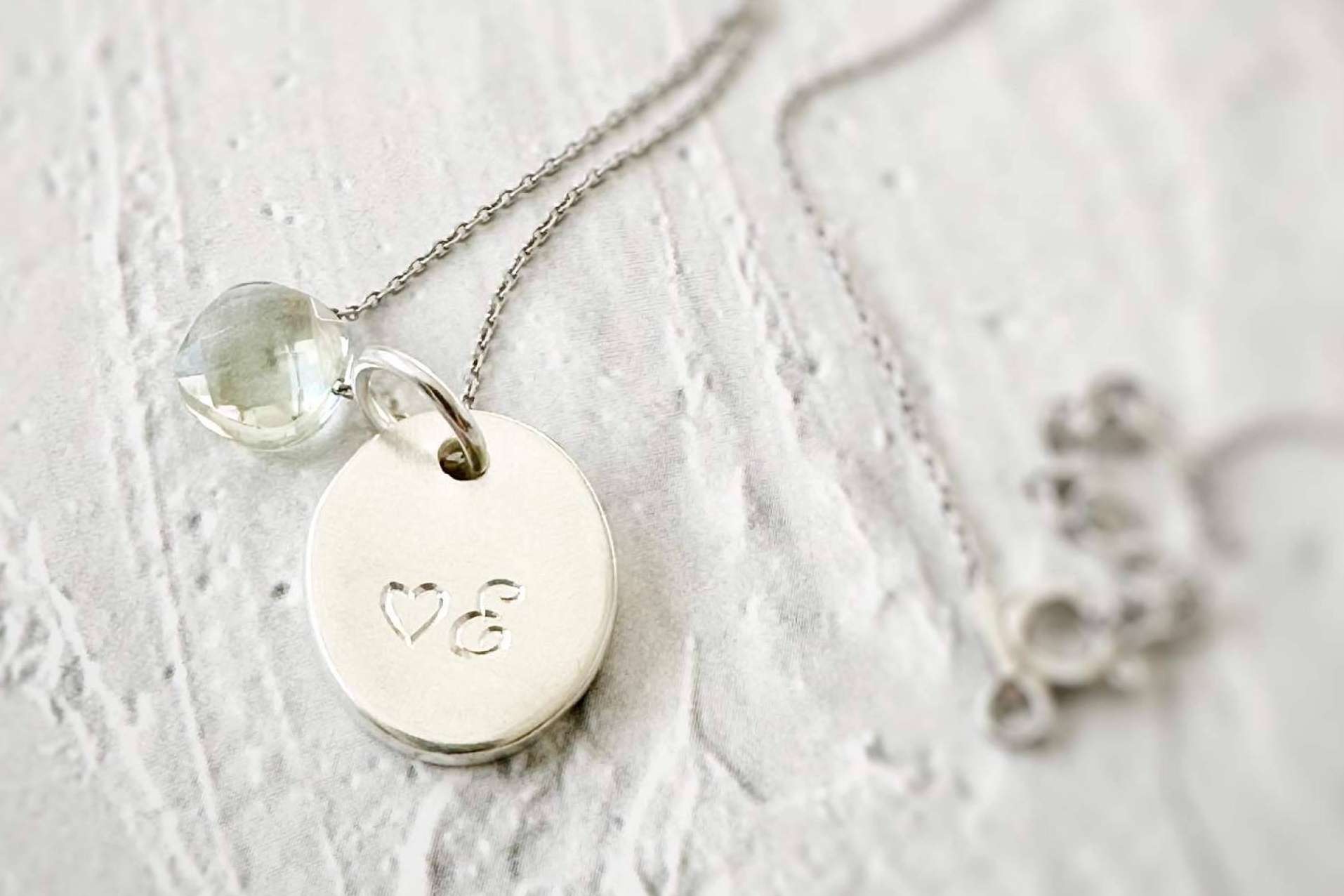 Dejando Huella presenta la última colección de joyas personalizadas con huellas dactilares y texturas de piel