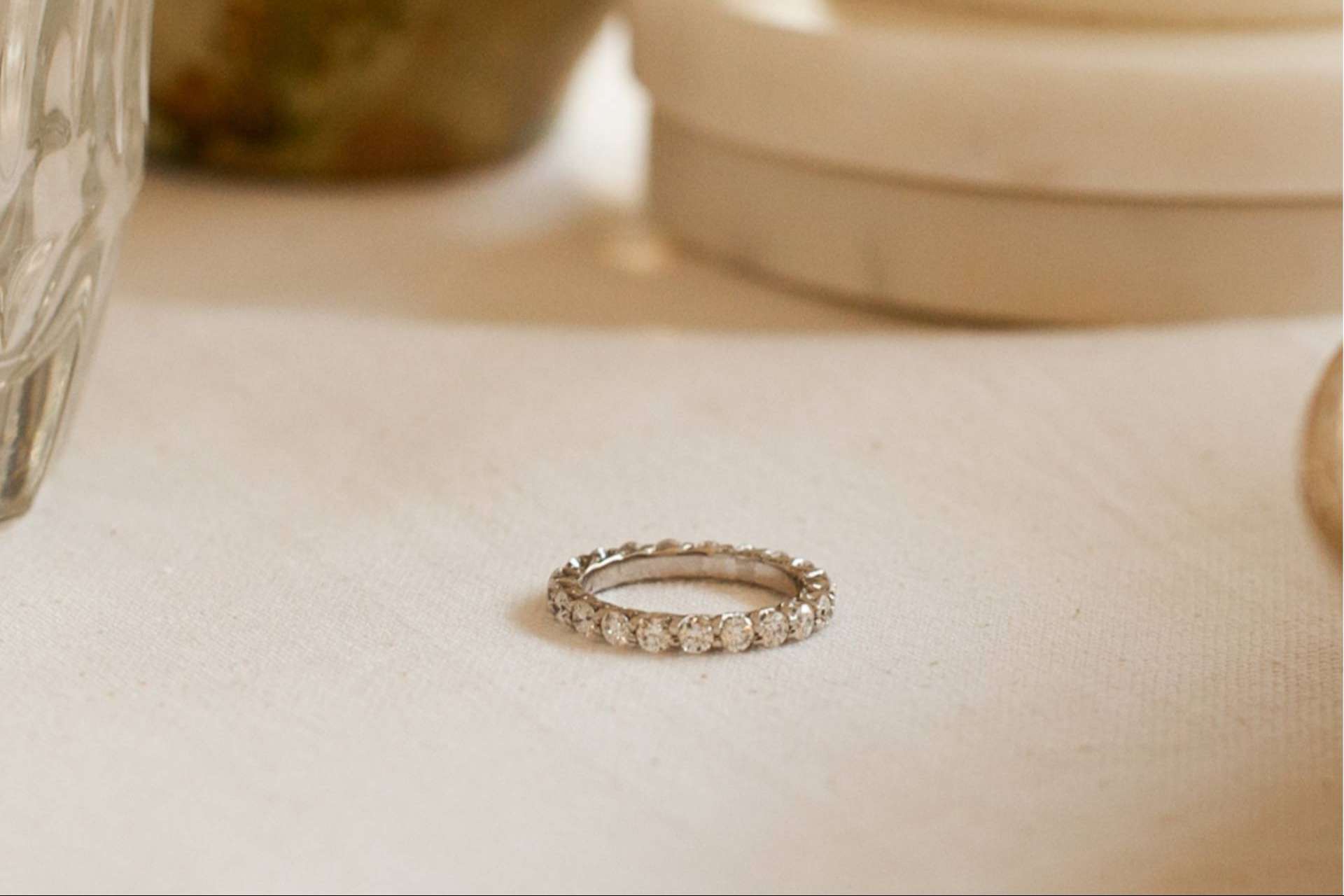 Diseños clásicos, vintage y minimalistas en las alianzas para novios de Mimoke