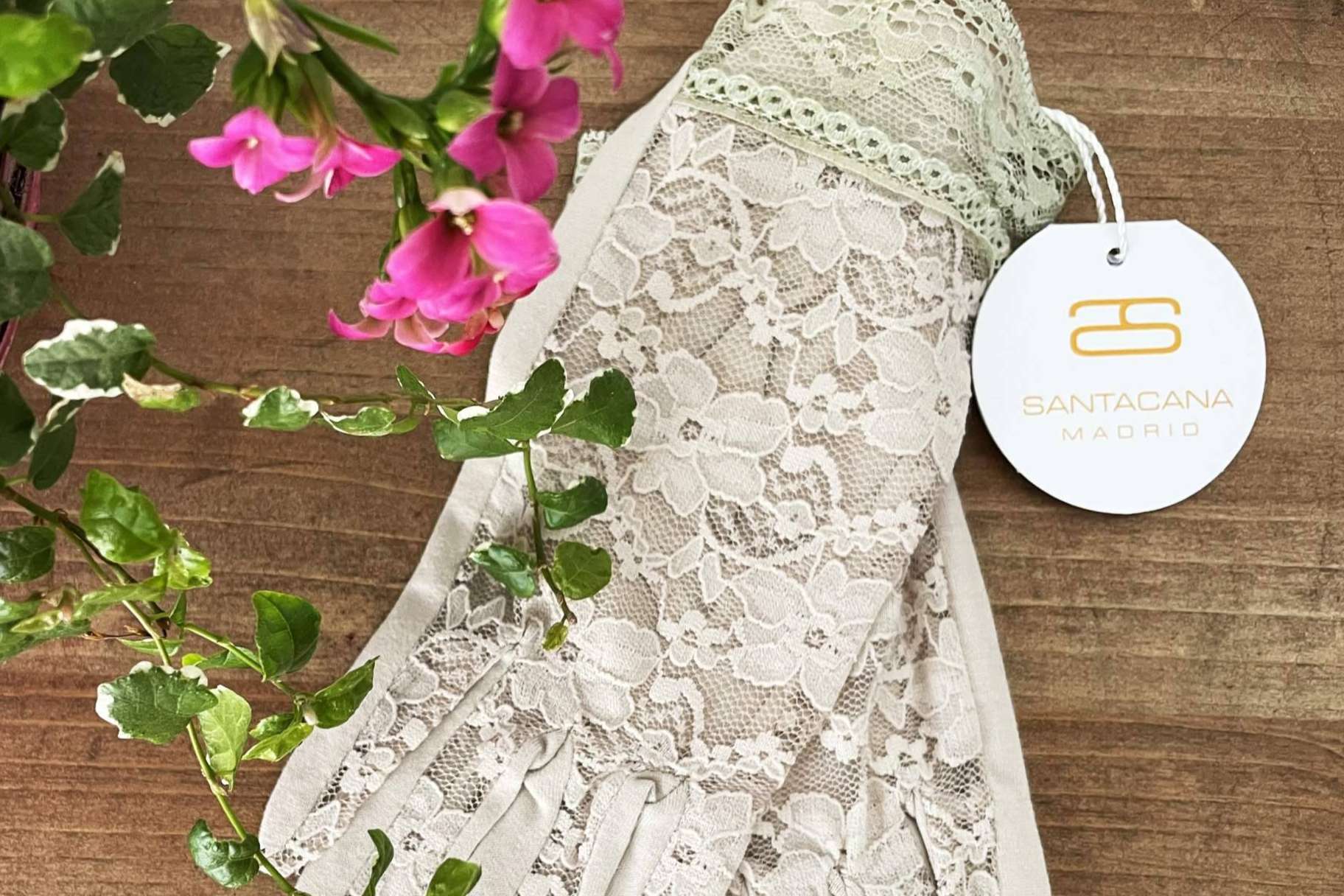 Santacana ofrece una gran variedad en diseños de guantes de ceremonia