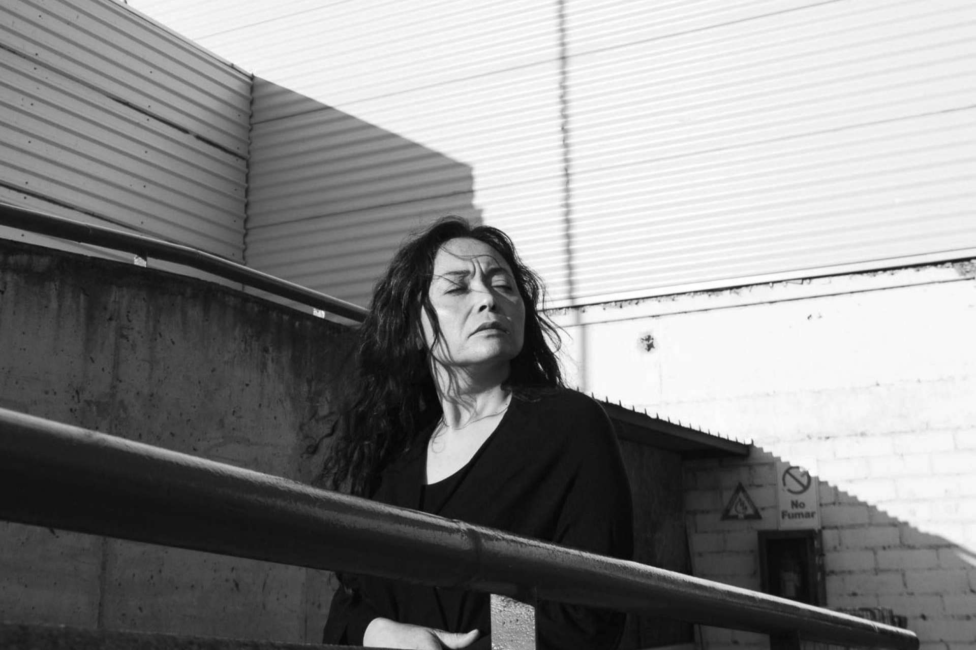La artista textil chilena Claudia Wool se traslada a una autocaravana para viajar por Europa