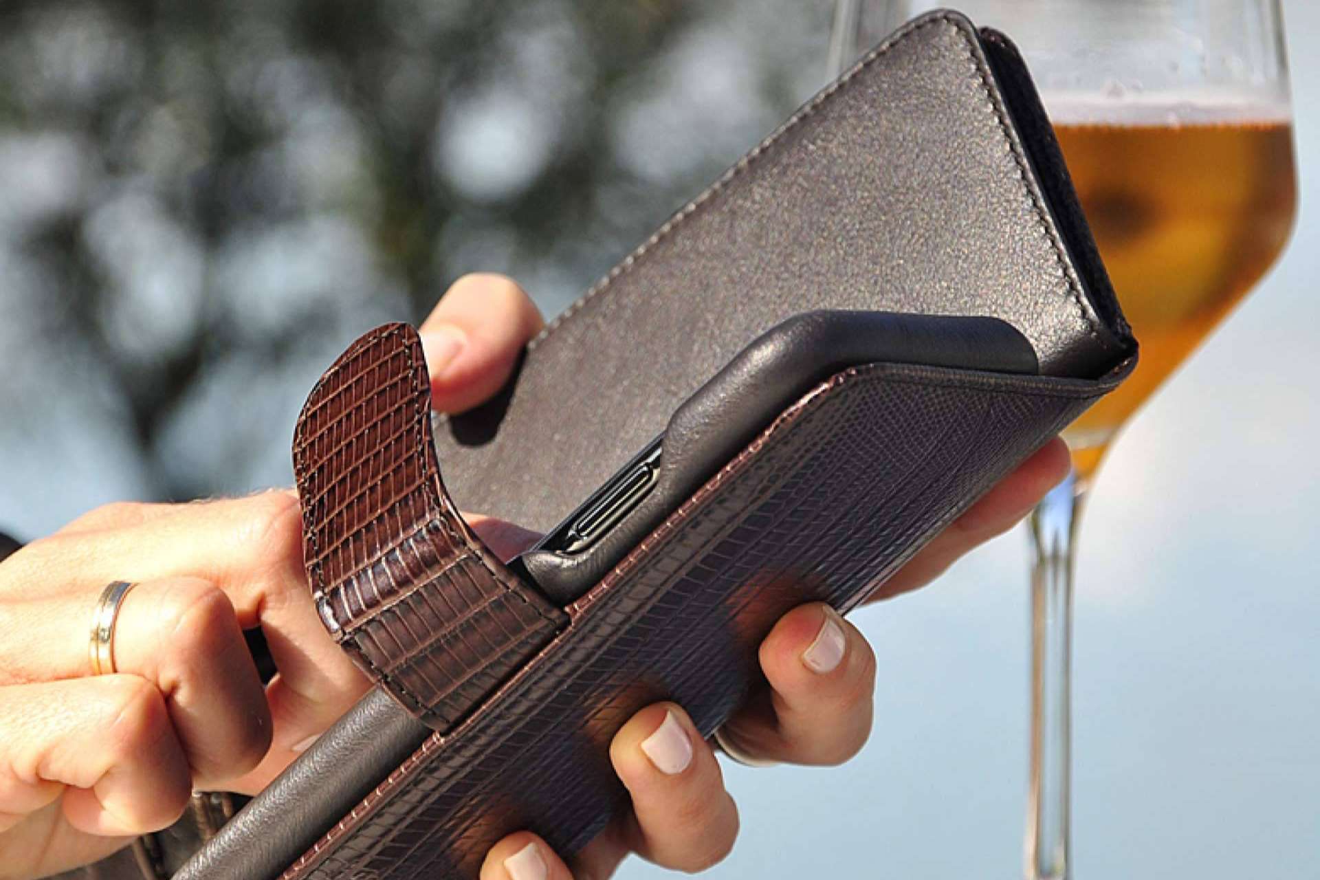 Una cartera de piel porta móvil cómoda, versátil y práctica, Walletmagnum de Piel Frama
