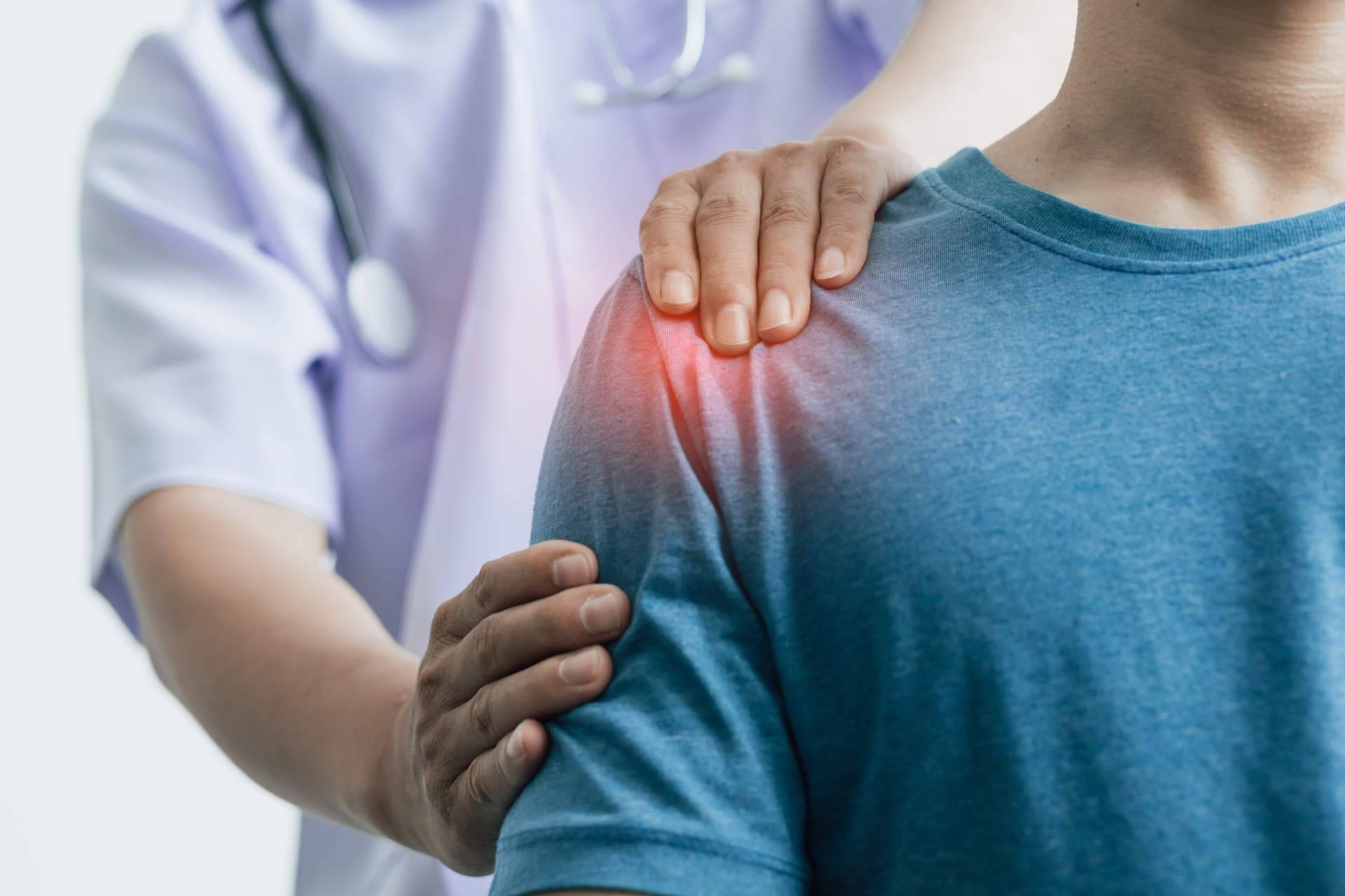 ¿Qué tipos de lesiones de hombro trata el Dr. Miguel Romero?