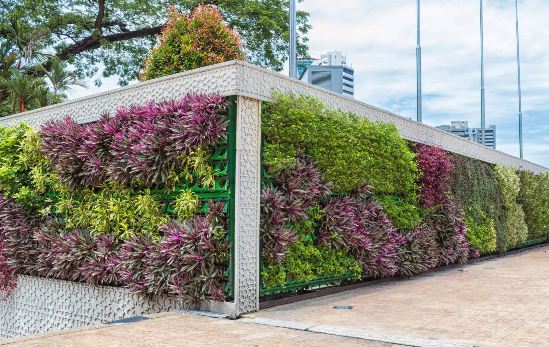 Reinventar los espacios al aire libre. Jardín vertical artificial para exterior con JardinVertical.es