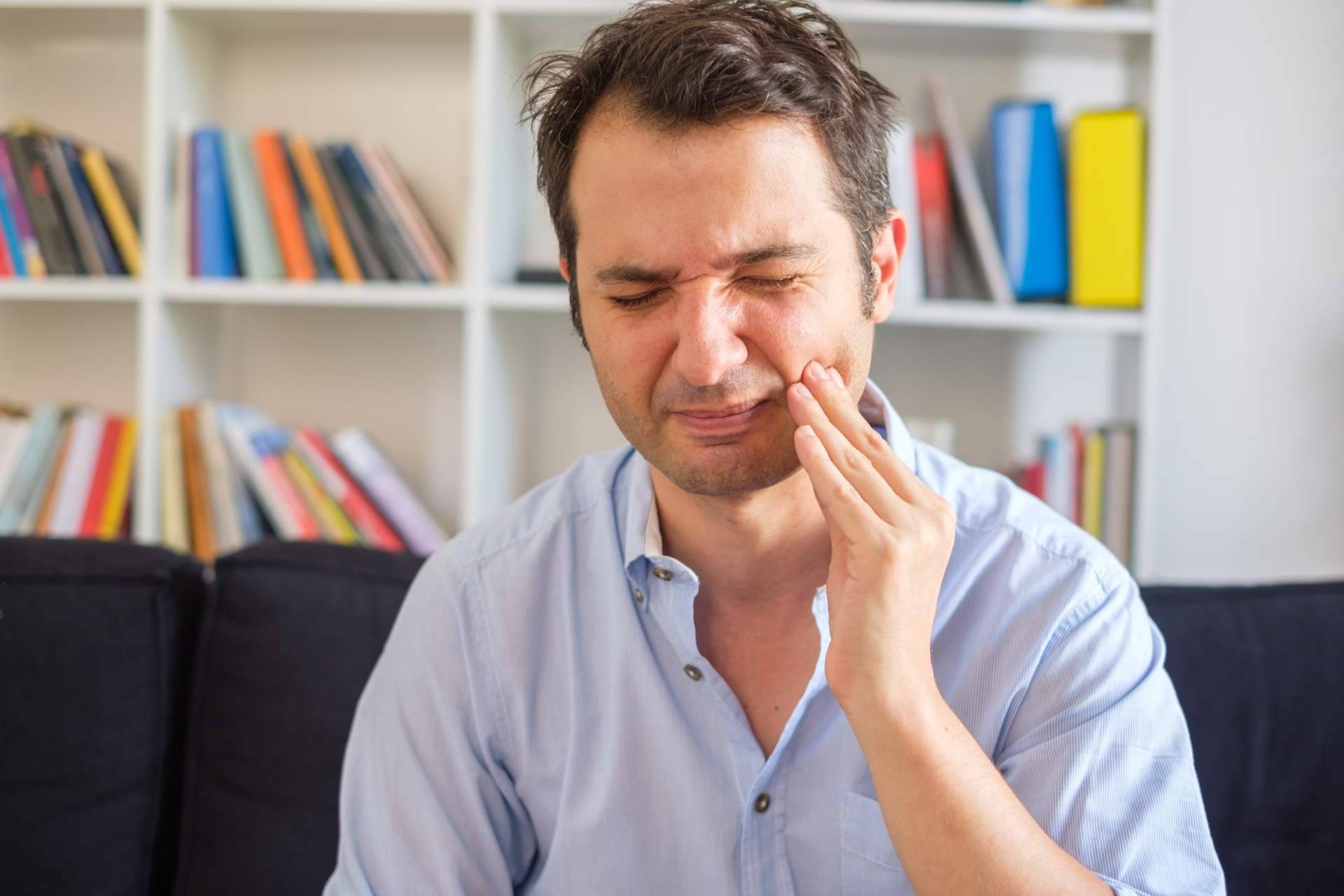 Odontólogos especializados llevan a cabo tratamientos de periodoncia en Clínica Dental Delgado