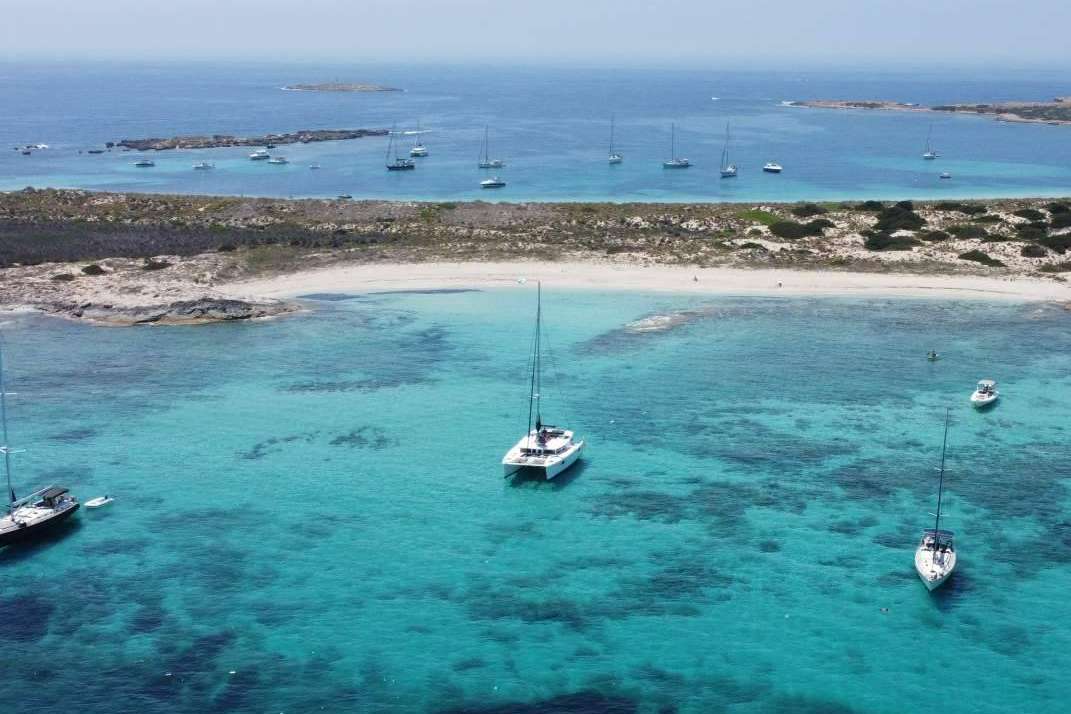 Un día en barco en Ibiza, más de 30 años de experiencia, Navega por Ibiza
