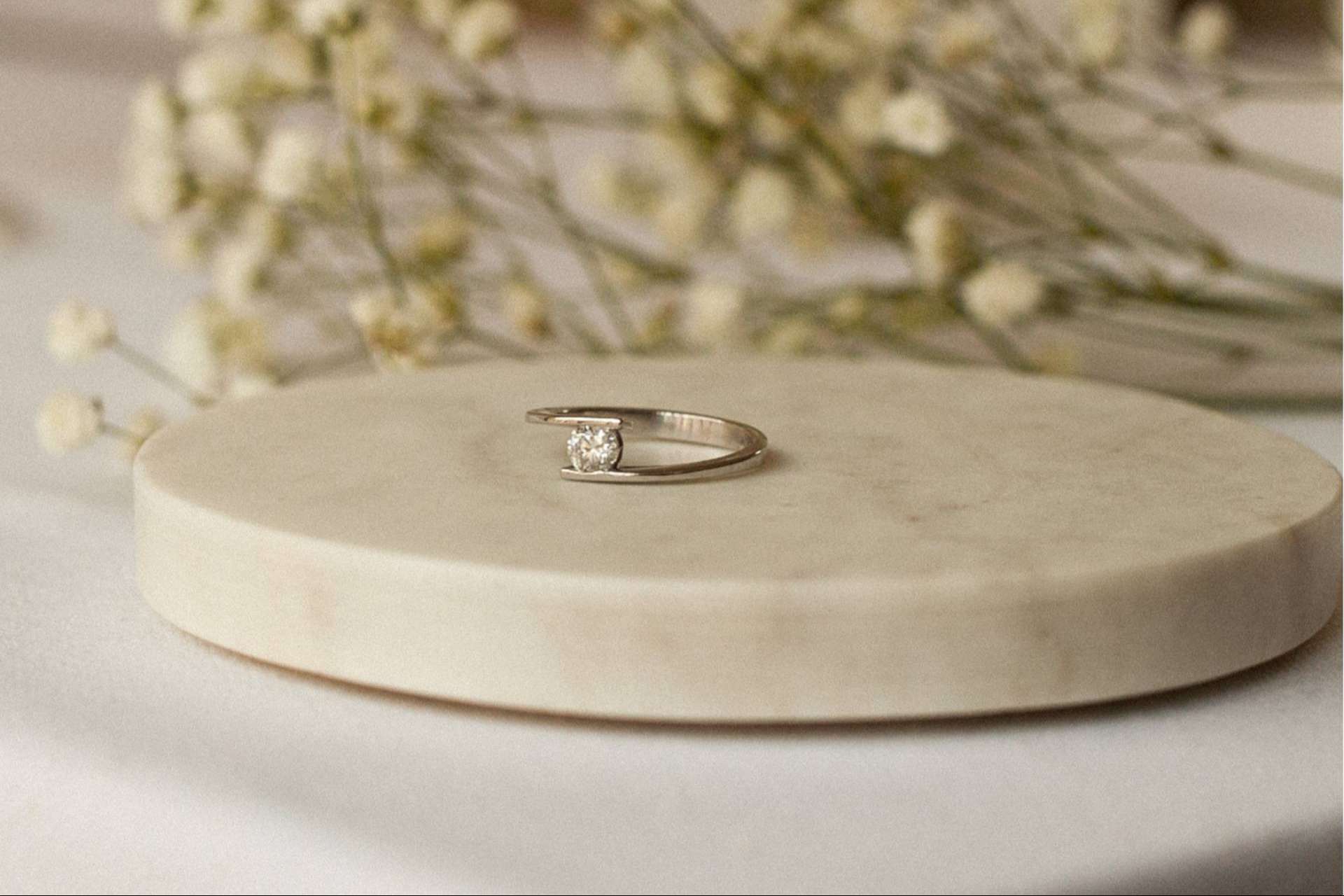 Mimoke y su gama de anillos de compromiso de diamantes de laboratorio