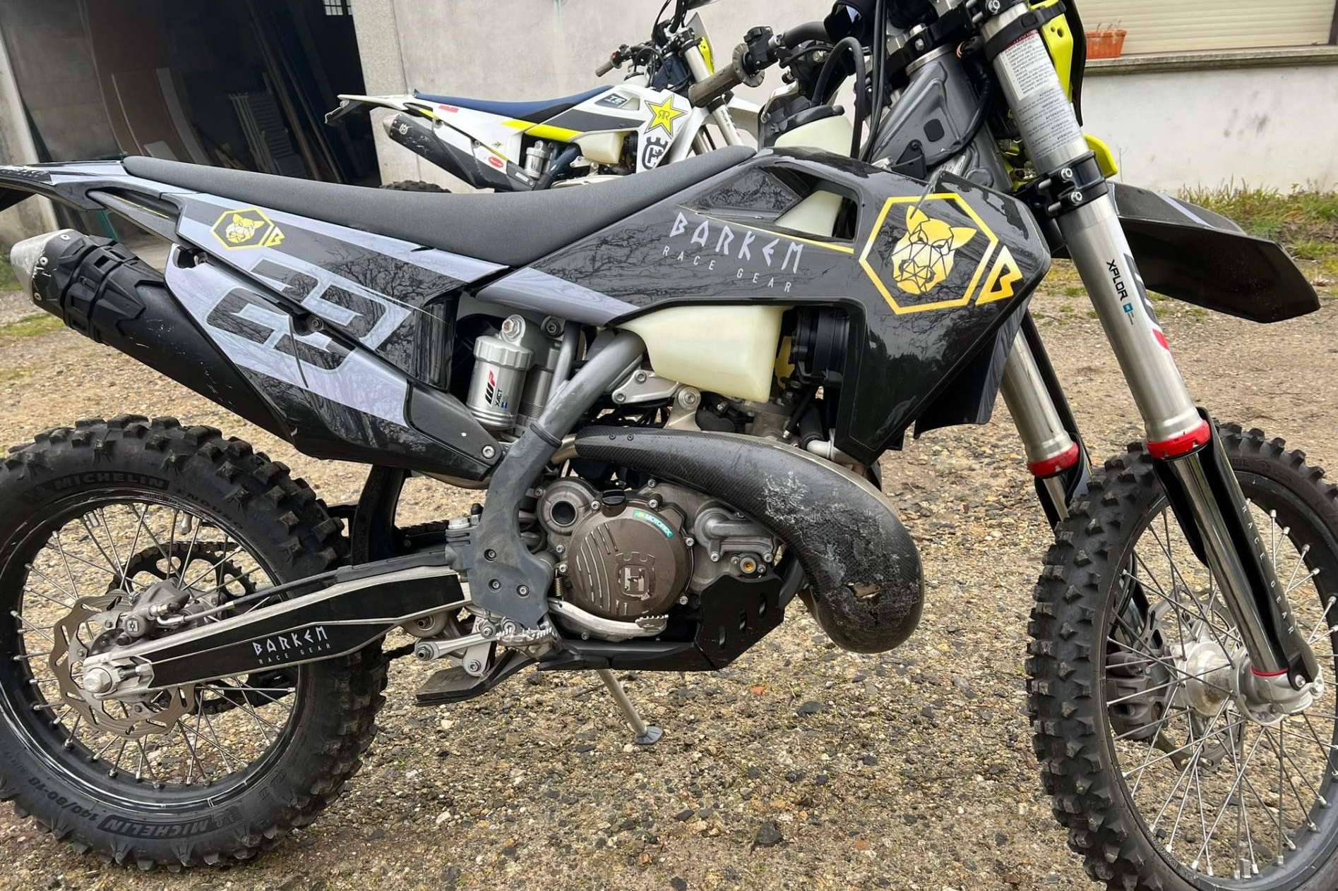 Plásticos y adhesivos para motos off-road, de la mano de ADHESIVOSEMBARRADOS
