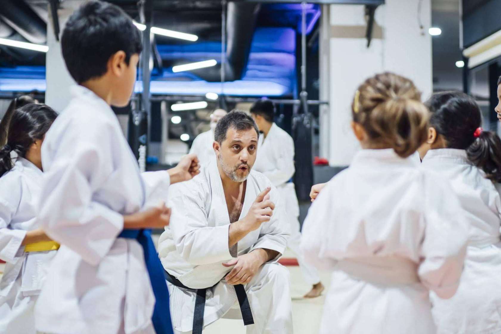 Practicar artes marciales en Mabuni, gimnasio con piscina, un referente del karate en Madrid