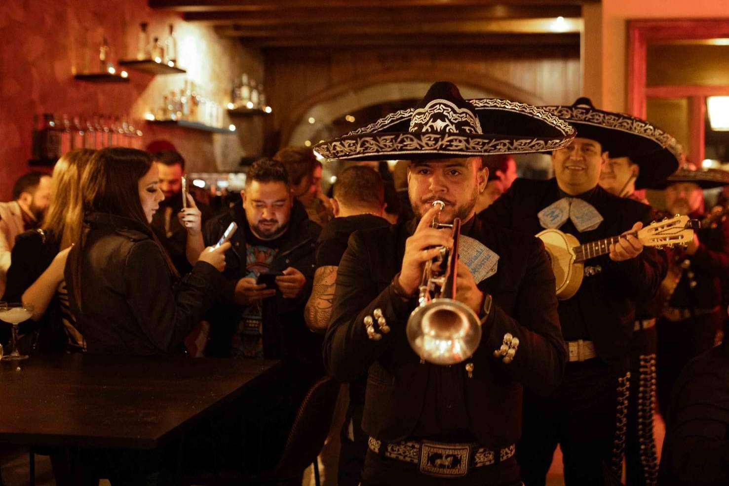 Disfrutar de una auténtica parrilla mexicana acompañada del ritmo de los mariachis, en el Hijo del Maíz