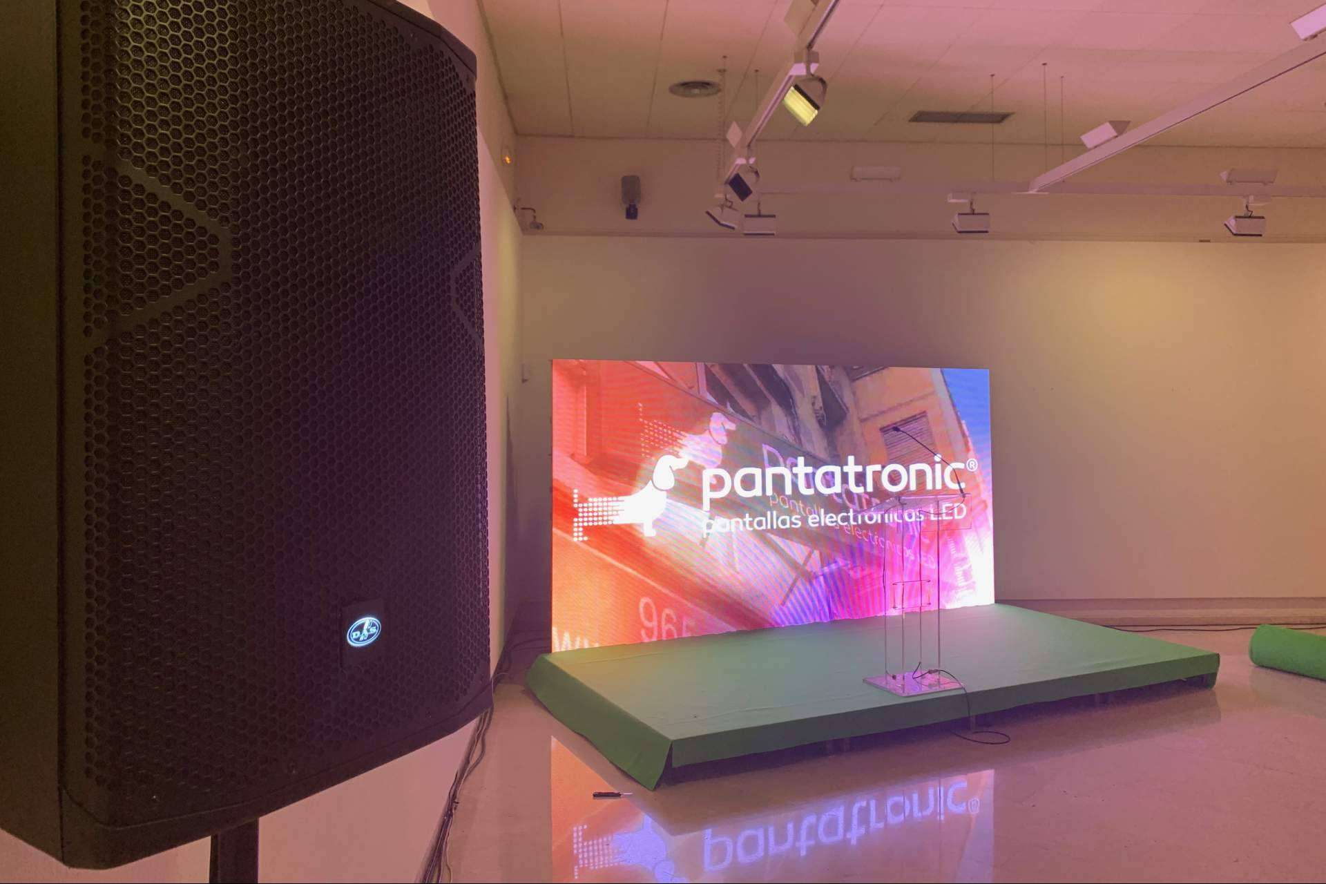 Pantallas exteriores LED variadas, disponibles con Pantatronic
