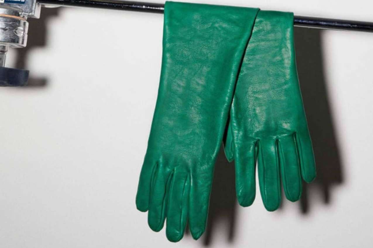 Santacana, el arte de la elegancia en guantes largos para acudir a diferentes tipos de eventos especiales