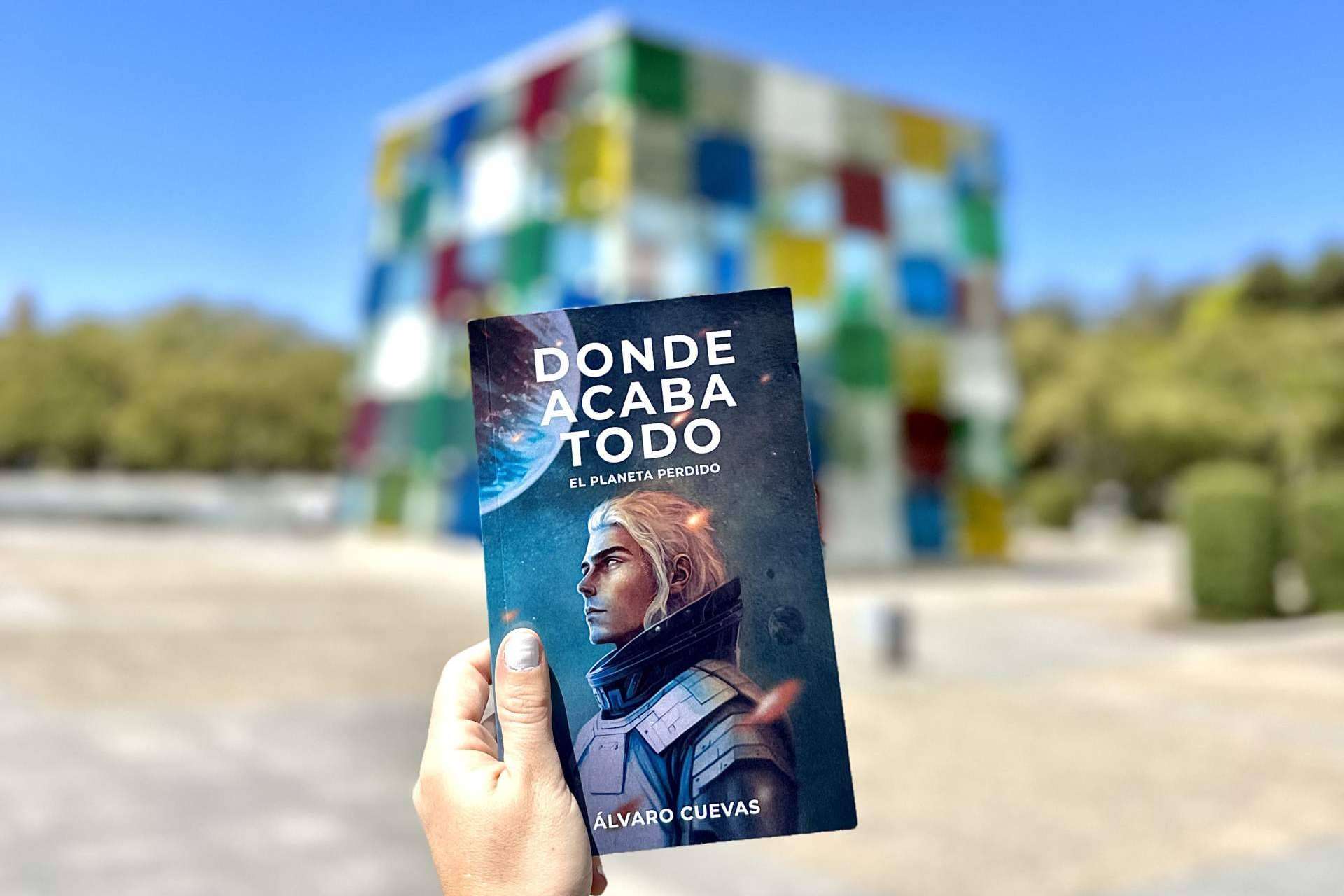 El autor Álvaro Cuevas alcanza el éxito con su última obra 'Donde acaba todo, el planeta perdido'