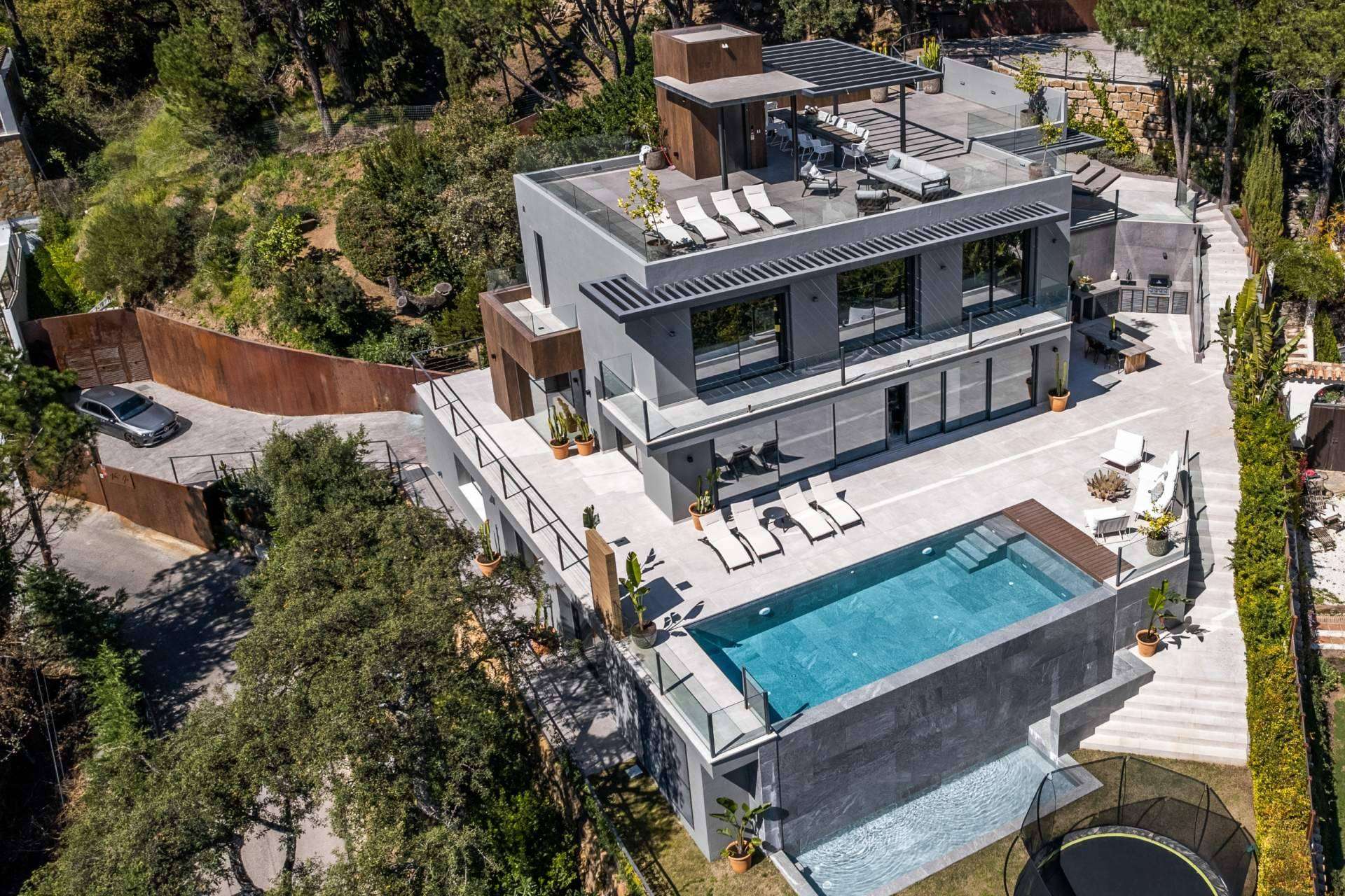 Descubrir las propiedades de lujo en Marbella con el servicio personalizado de Zeuthen & Company
