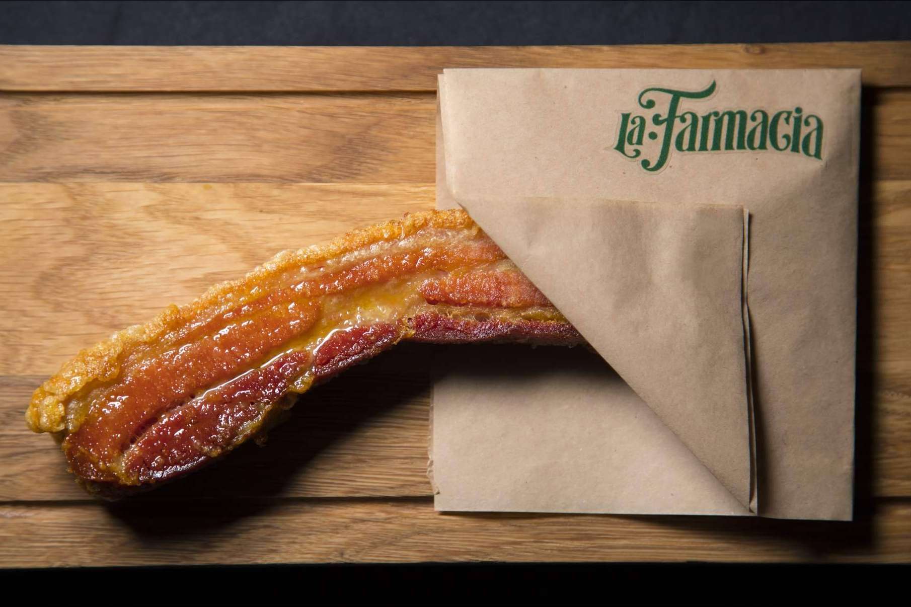 El restaurante Tasca La Farmacia ofrece una experiencia gastronómica auténtica en Madrid