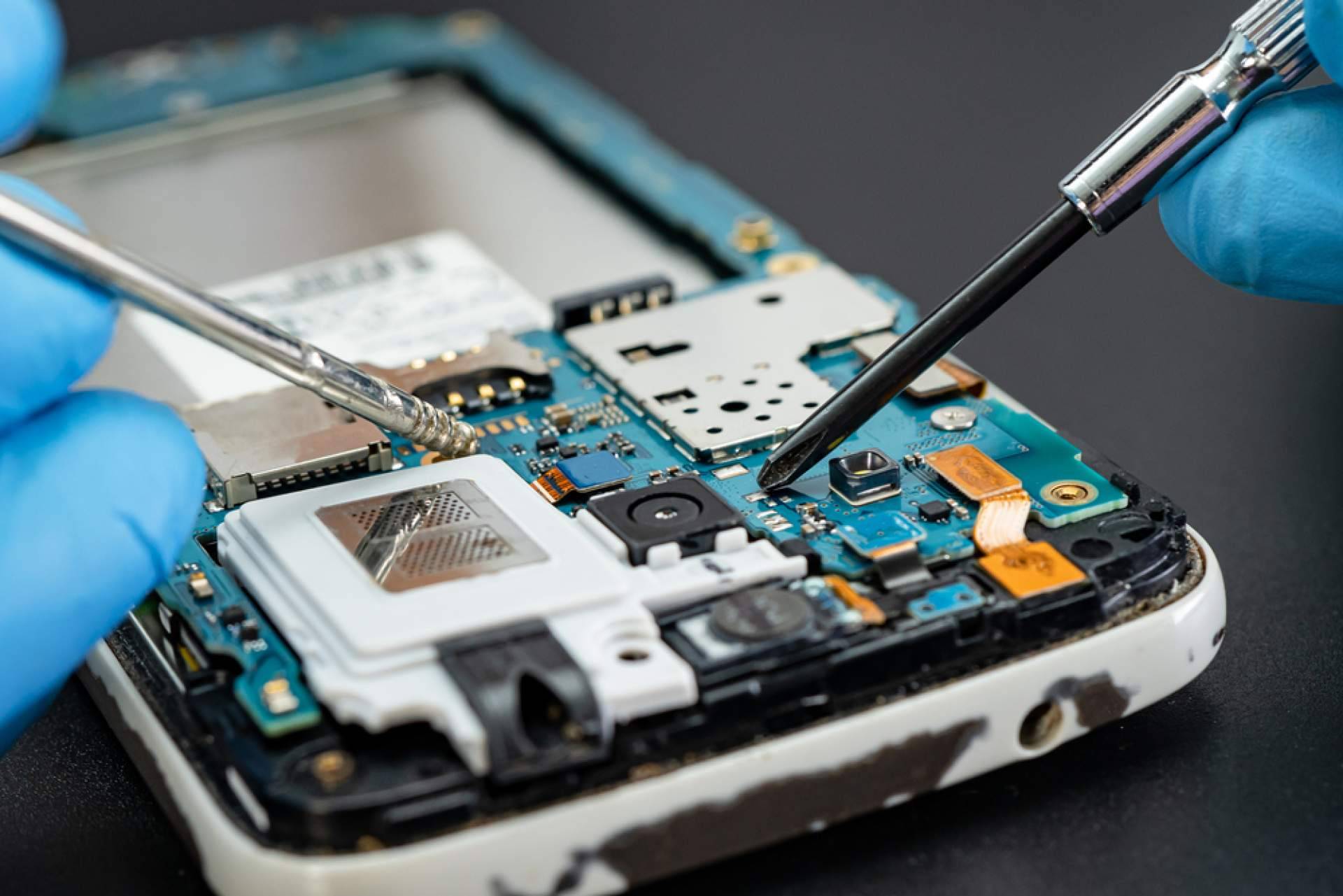 Contratar el servicio de reparaciones exprés de teléfonos móviles en la tienda física de Doctor Móviles