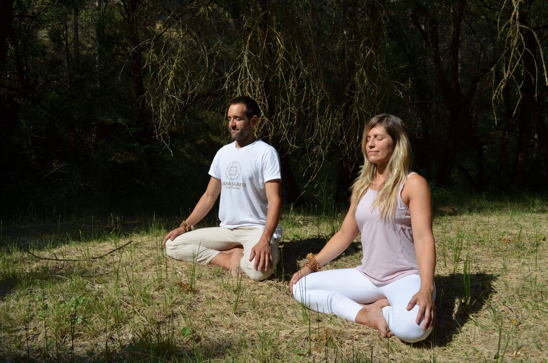 Acudir a retiros de yoga en la naturaleza para conectar con uno mismo