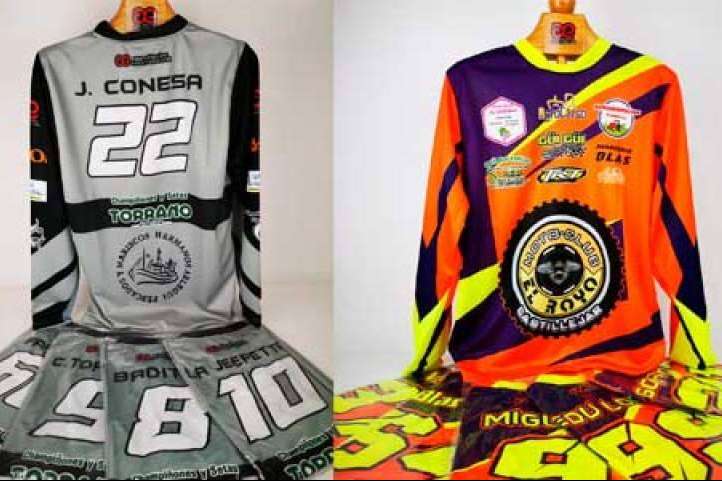 ADHESIVOSEMBARRADOS dispone de una exclusiva línea de ropa personalizada con la que descubrir la pasión del motocross