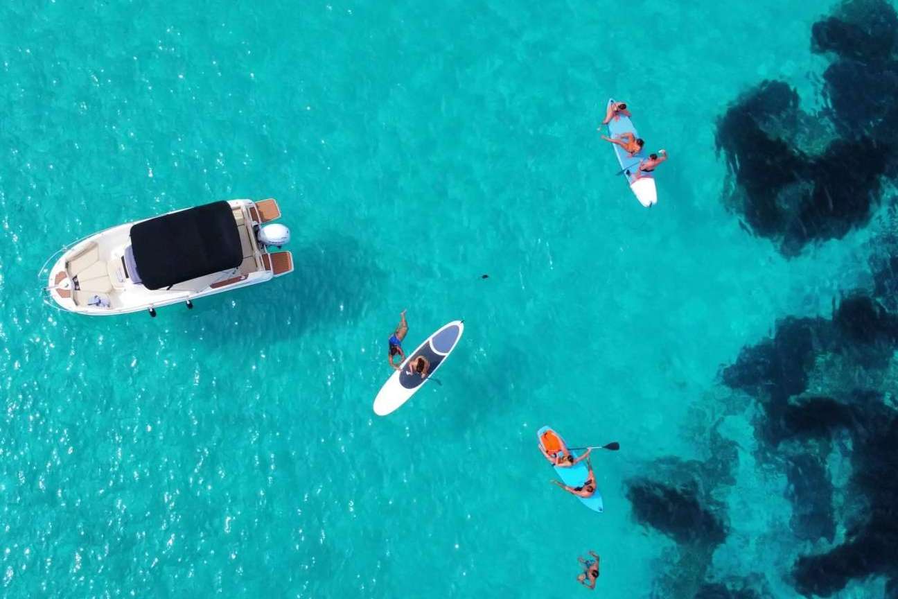 Menorca en barco con Nautic Charter, experiencia terapéutica