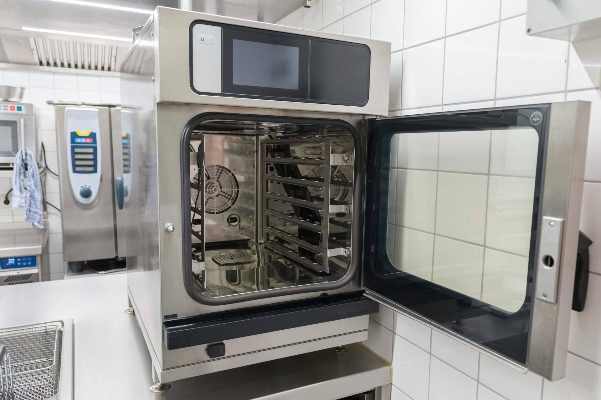 ¿Por qué es importante equipar una cocina profesional con un horno industrial?