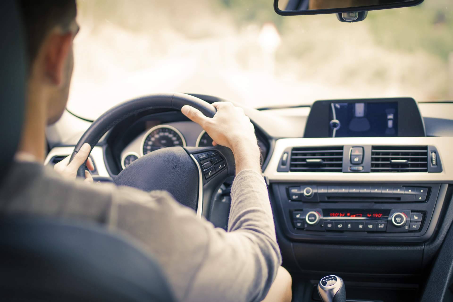 Antes de viajar en verano, ¿qué mantenimiento hay que hacer a un coche?