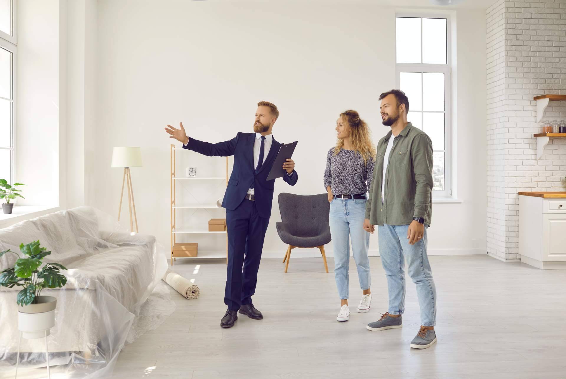 Realtyplus sobre cómo convertirse en agente inmobiliario con poca inversión