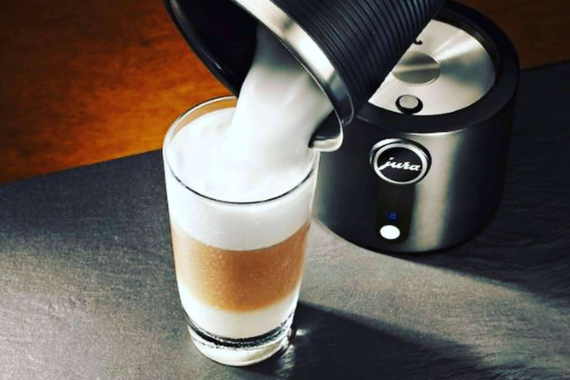 Disfrutar de un buen café en la oficina gracias al servicio de alquiler de cafeteras de última tecnología de Fresh OCS