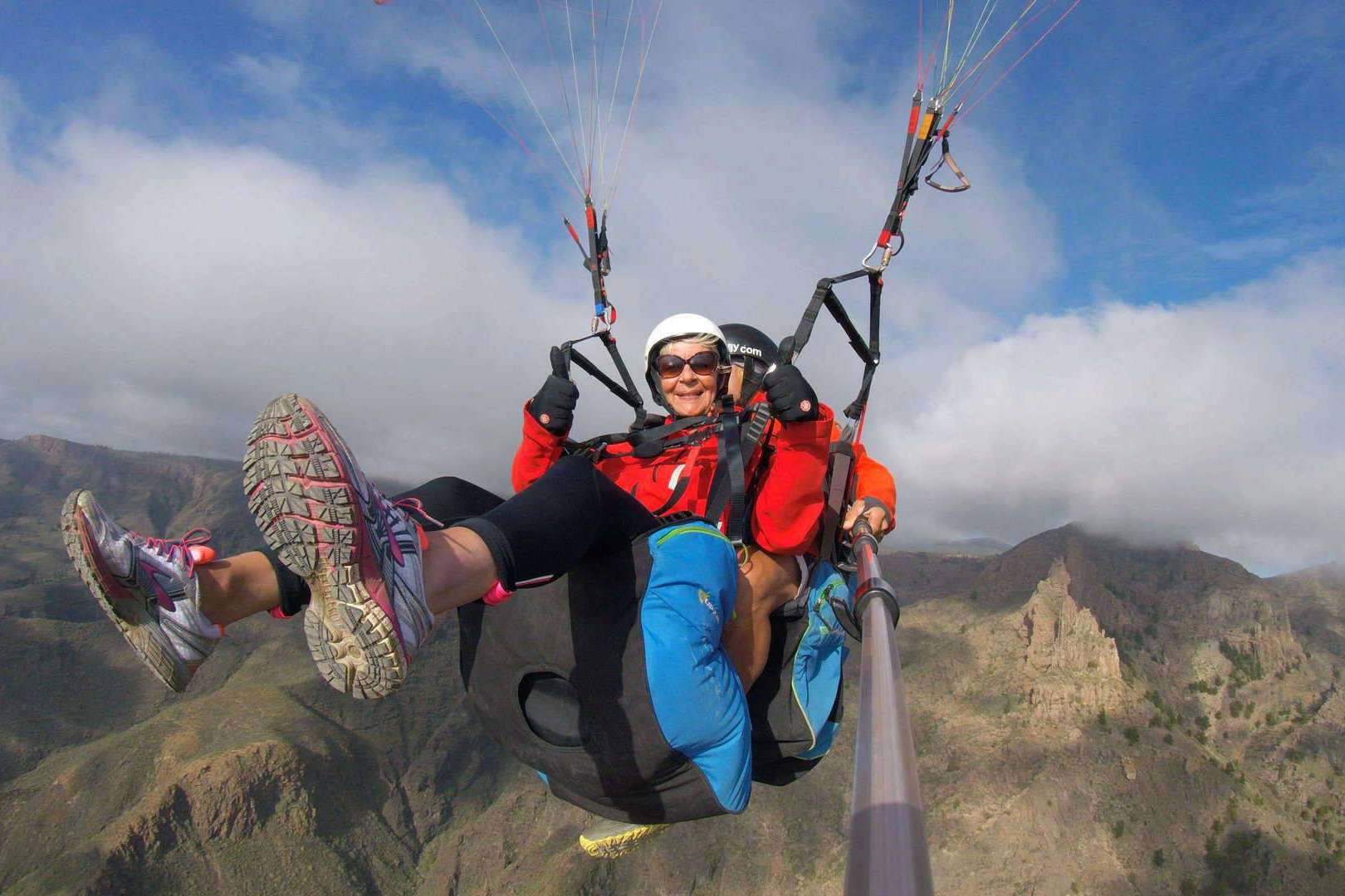 Descubrir la belleza de los cielos y paisajes de Tenerife con parapente en Costa Adeje