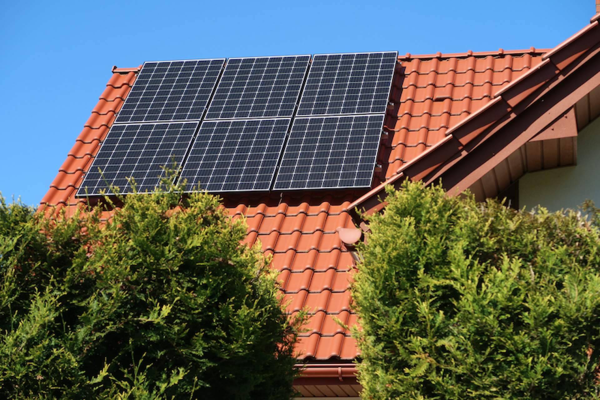 Los grandes beneficios de las placas solares, según Acierta Eficiencia