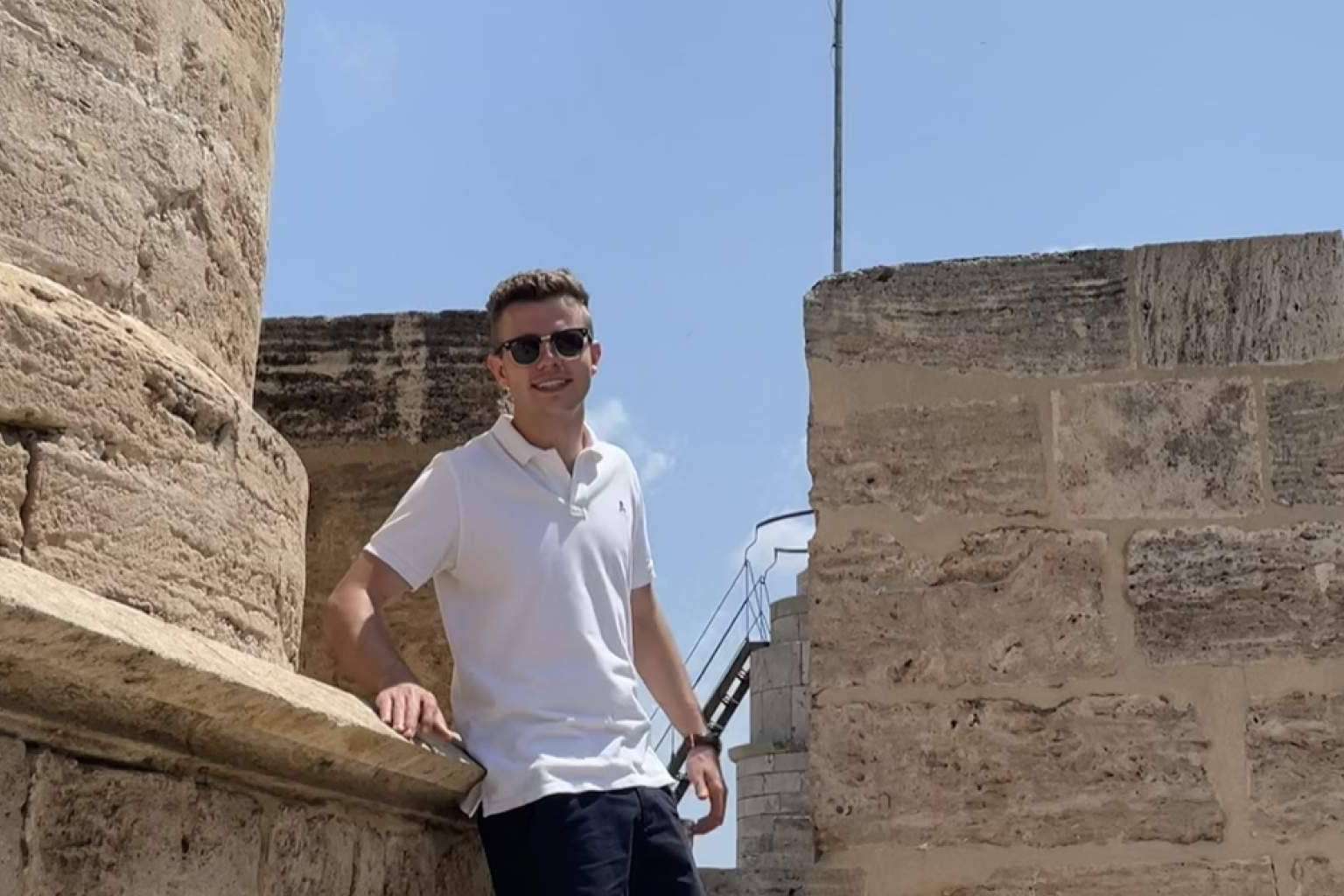 English Made Easy, la academia de inglés fundada por el joven empresario Oliver Gutridge, que ya cuenta con más de 100 K de seguidores en Instagram