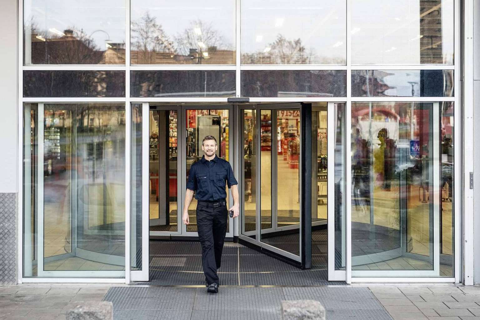 Innovación y seguridad en puertas automáticas para todos los espacios