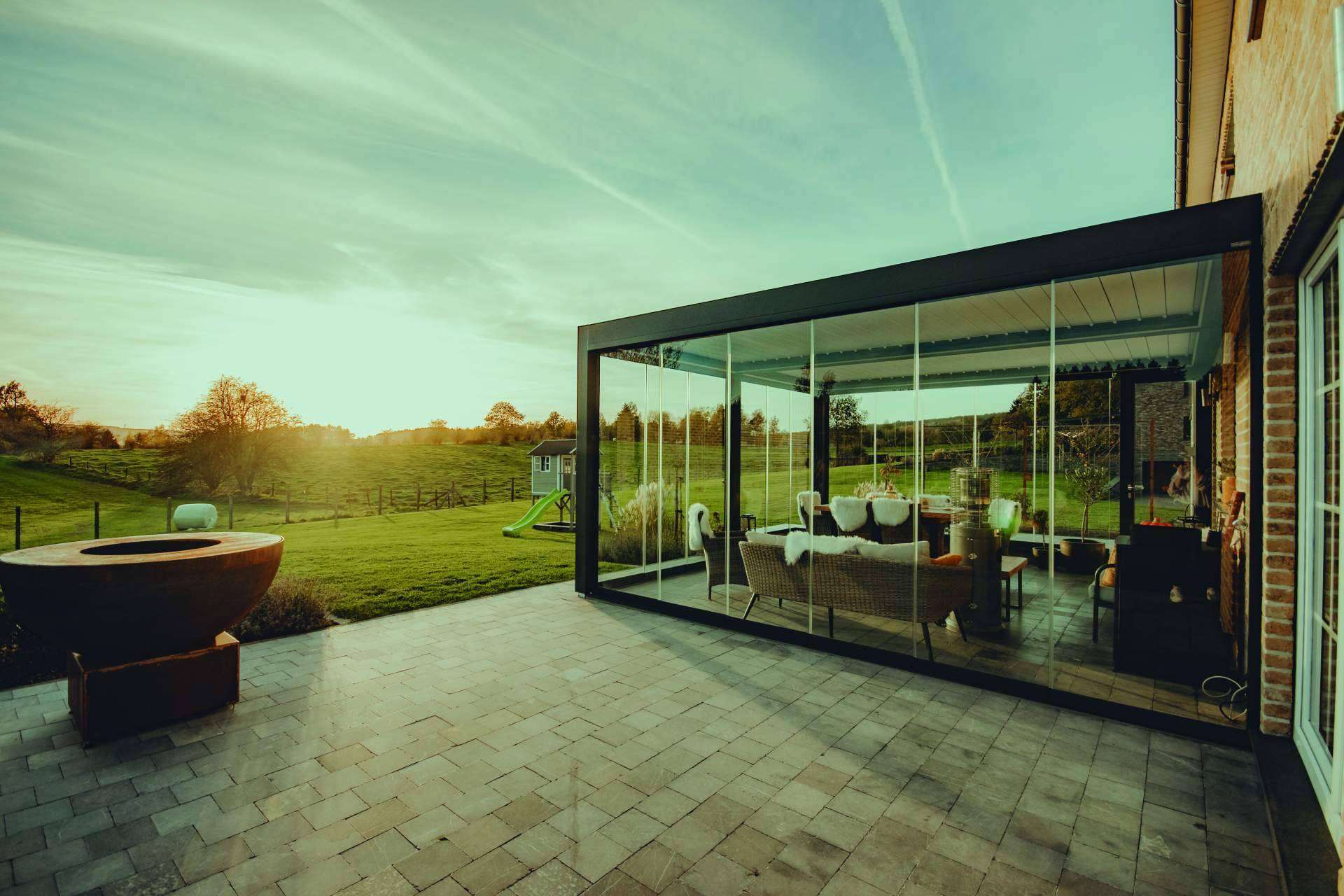 Seesky-BIO es una pérgola bioclimática inteligente de C3 Systems para espacios al aire libre