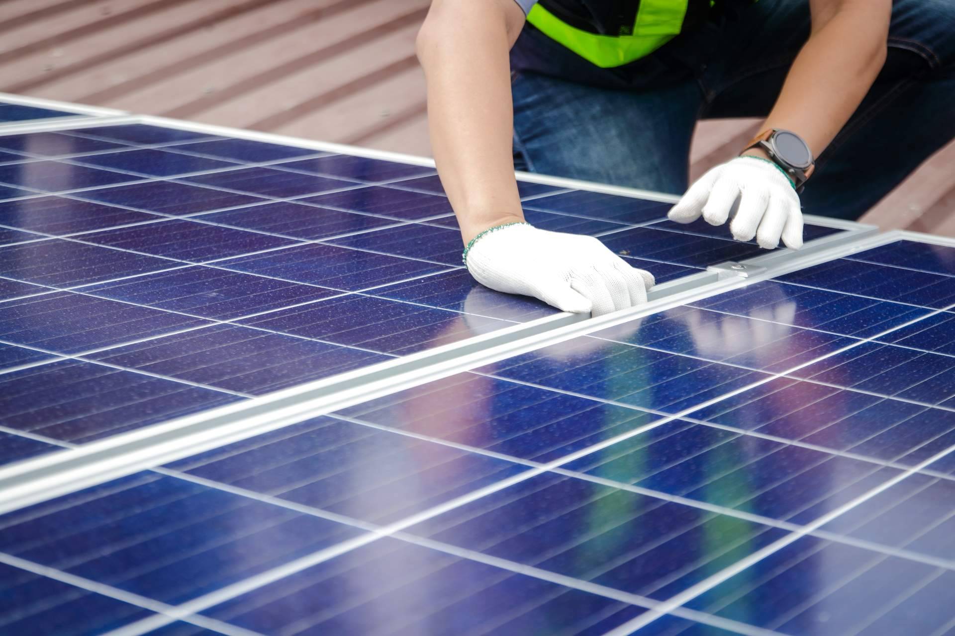 Acierta Eficiencia, firma experta en la instalación de placas fotovoltaicas para empresas y hogares