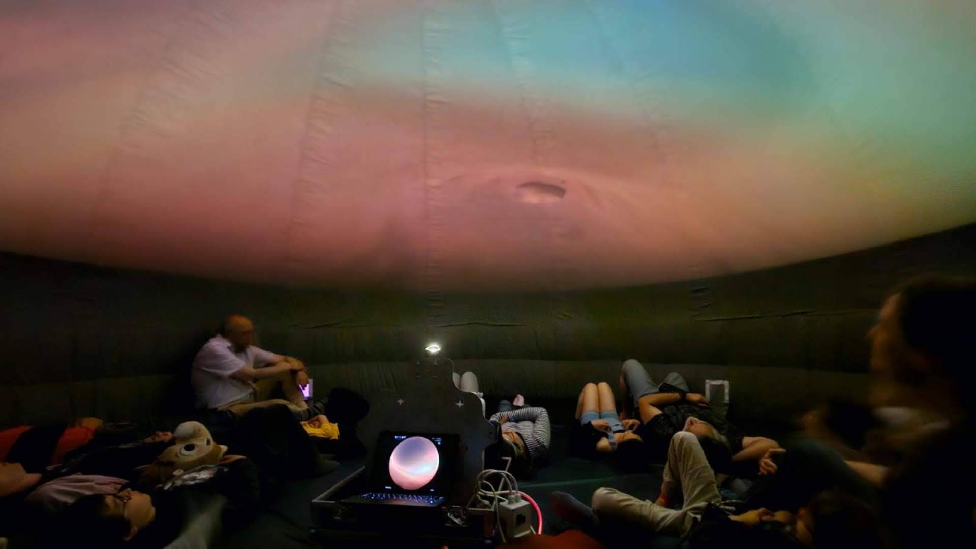 Un planetario portátil para disfrutar del espacio sin salir de la escuela