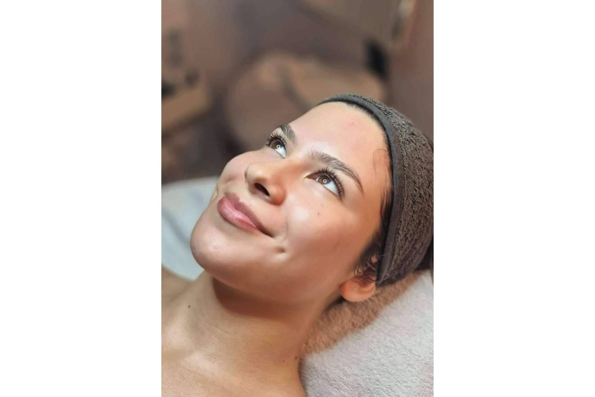 Recibir una súper limpieza facial después del verano