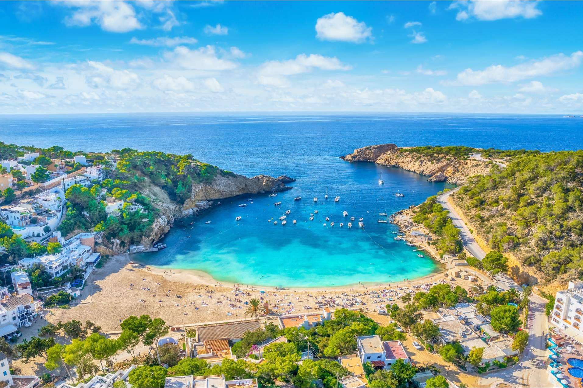 Ibiza en otoño; llegar a los distintos planes con Alpha VIP Transfer